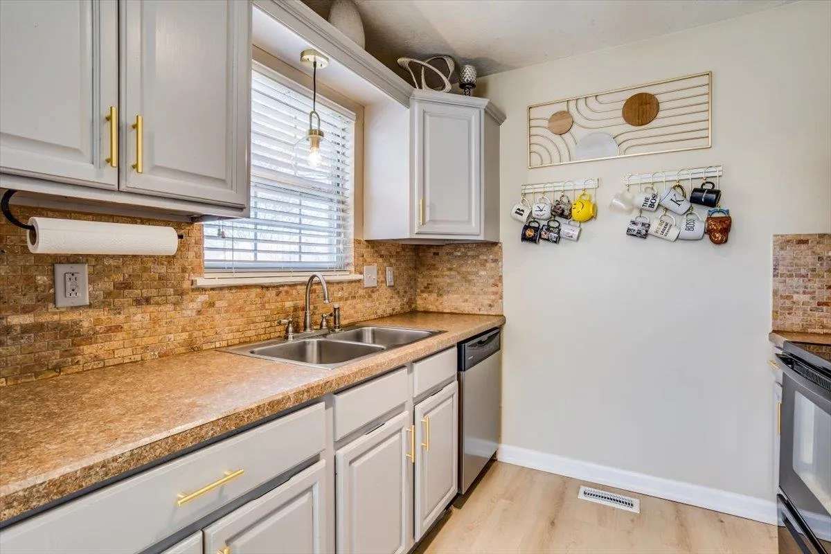 Wichita, Kansas 67212, United States, 2 Bedrooms Bedrooms, ,2 BathroomsBathrooms,Residential,Pending,94584