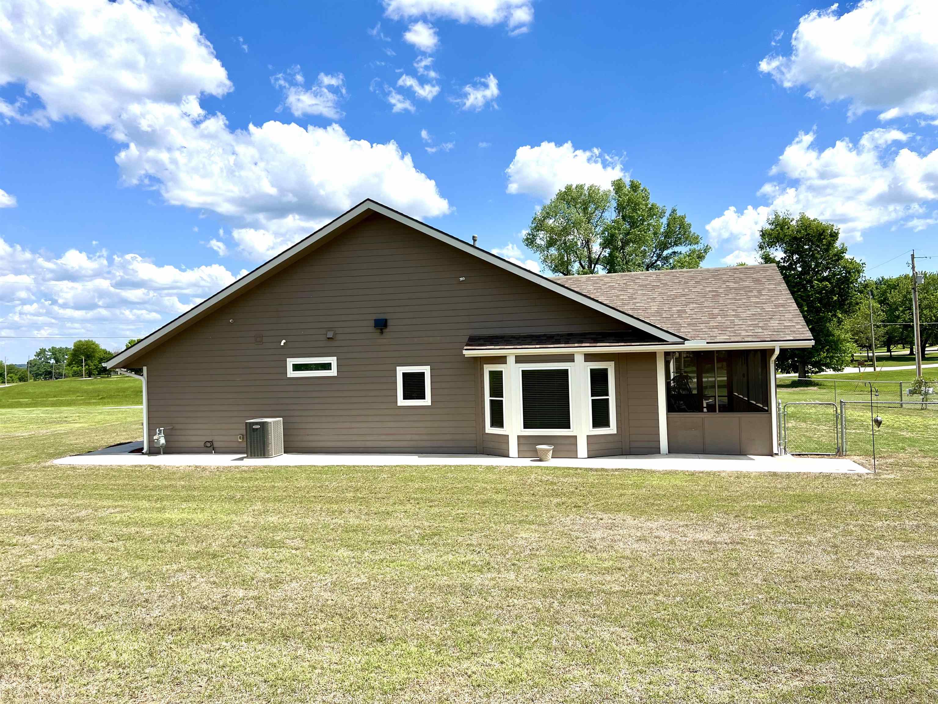 2545 Vine Ave, Parkerfield, Kansas image 8