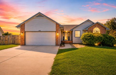 Townhouse For Sale - 851 Meadowlark Ln<br/> Newton, KS 67114