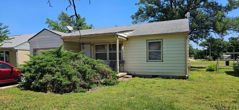 Homes For Sale - 1720 Poplar St<br/> Winfield, KS 67156