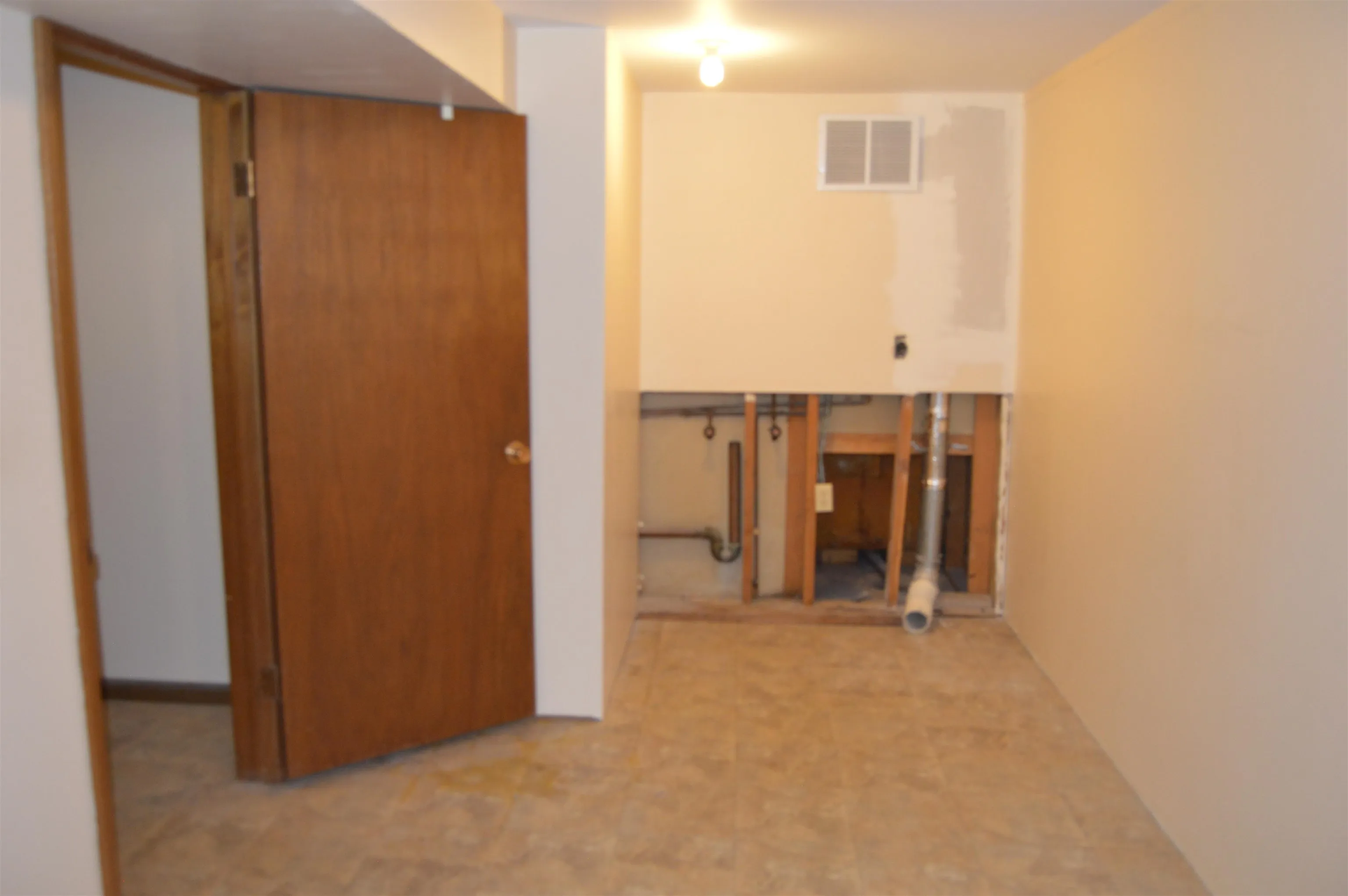 Wichita, Kansas 67211, United States, 3 Bedrooms Bedrooms, ,3 BathroomsBathrooms,Residential,Pending,46782