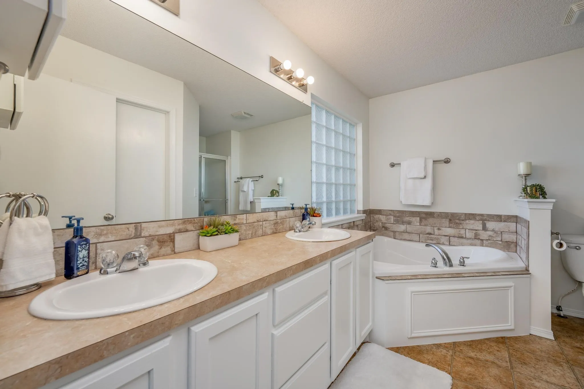 Andover, Kansas 67002, United States, 5 Bedrooms Bedrooms, ,3 BathroomsBathrooms,Residential,Pending,42977