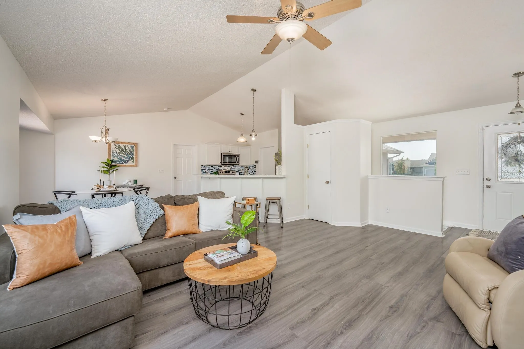 Andover, Kansas 67002, United States, 5 Bedrooms Bedrooms, ,3 BathroomsBathrooms,Residential,Pending,42977