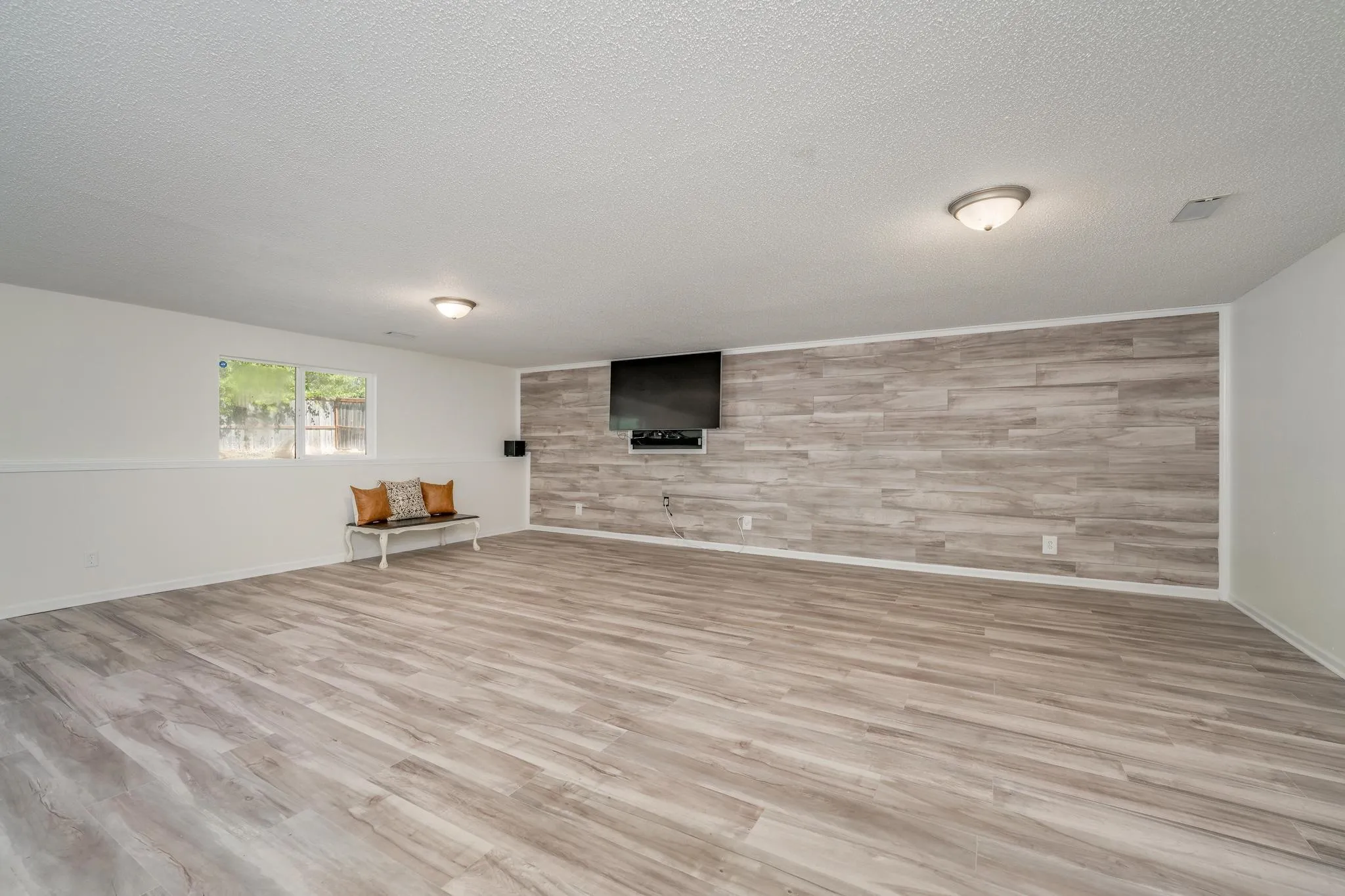 Andover, Kansas 67002, United States, 5 Bedrooms Bedrooms, ,3 BathroomsBathrooms,Residential,Pending,42977