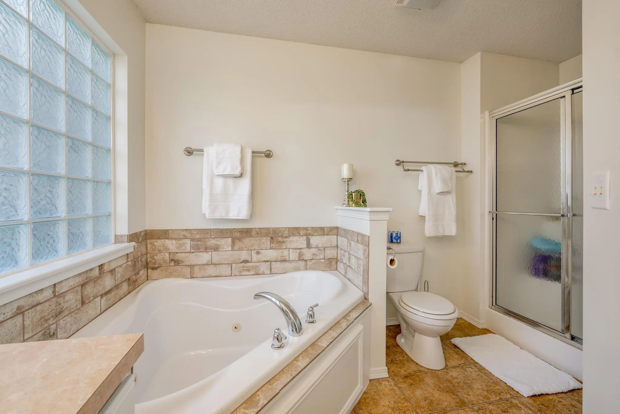 Andover, Kansas 67002, United States, 5 Bedrooms Bedrooms, ,3 BathroomsBathrooms,Residential,Pending,42977