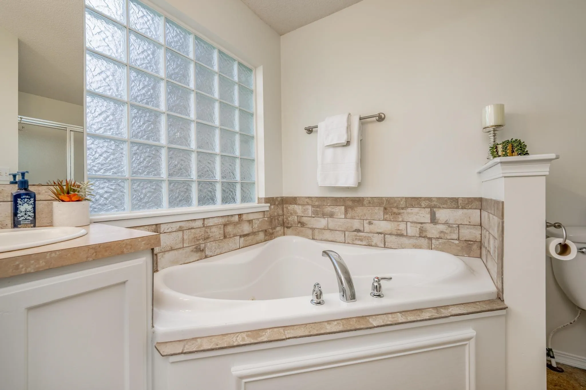 Andover, Kansas 67002, United States, 5 Bedrooms Bedrooms, ,3 BathroomsBathrooms,Residential,Pending,42977