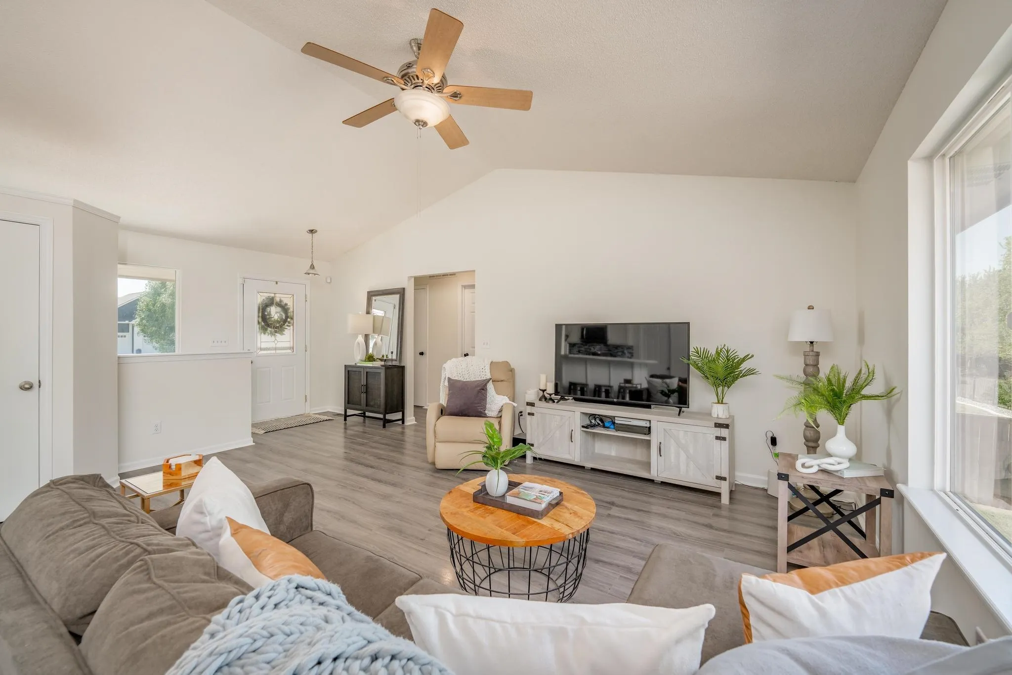 Andover, Kansas 67002, United States, 5 Bedrooms Bedrooms, ,3 BathroomsBathrooms,Residential,Pending,42977