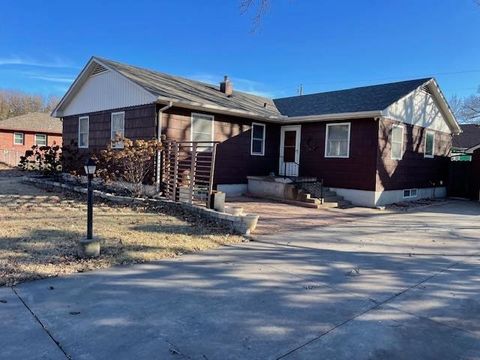 Homes For Sale - 1505 W 7th St<br/> Newton, KS 67114