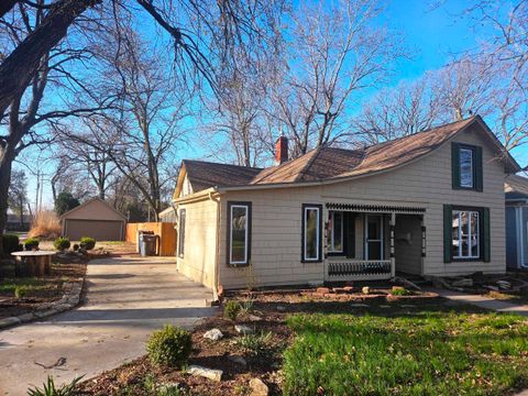 Homes For Sale - 115 SW 4th St<br/> Newton, KS 67114
