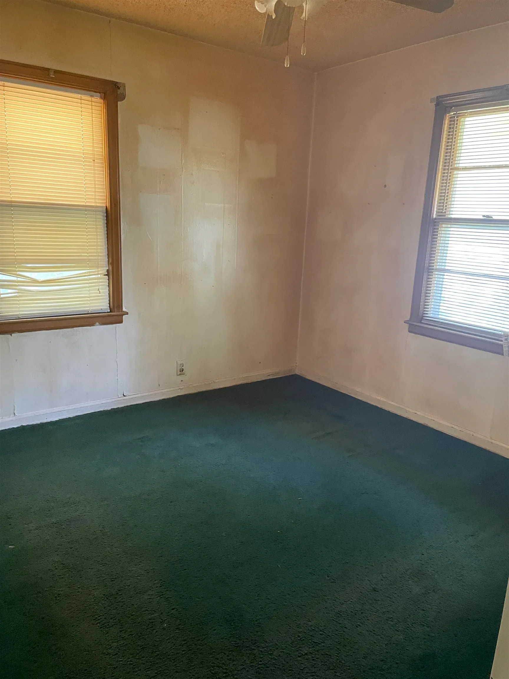 Wichita, Kansas 67219, United States, 2 Bedrooms Bedrooms, ,1 BathroomBathrooms,Residential,Pending,50390