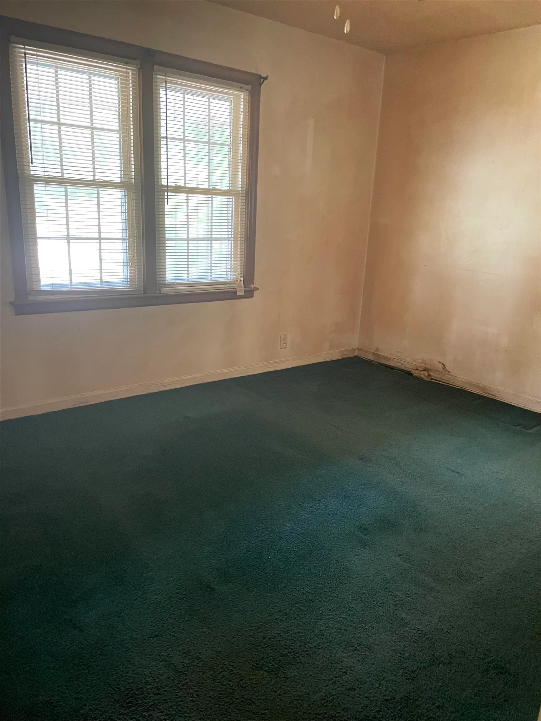 Wichita, Kansas 67219, United States, 2 Bedrooms Bedrooms, ,1 BathroomBathrooms,Residential,Pending,50390