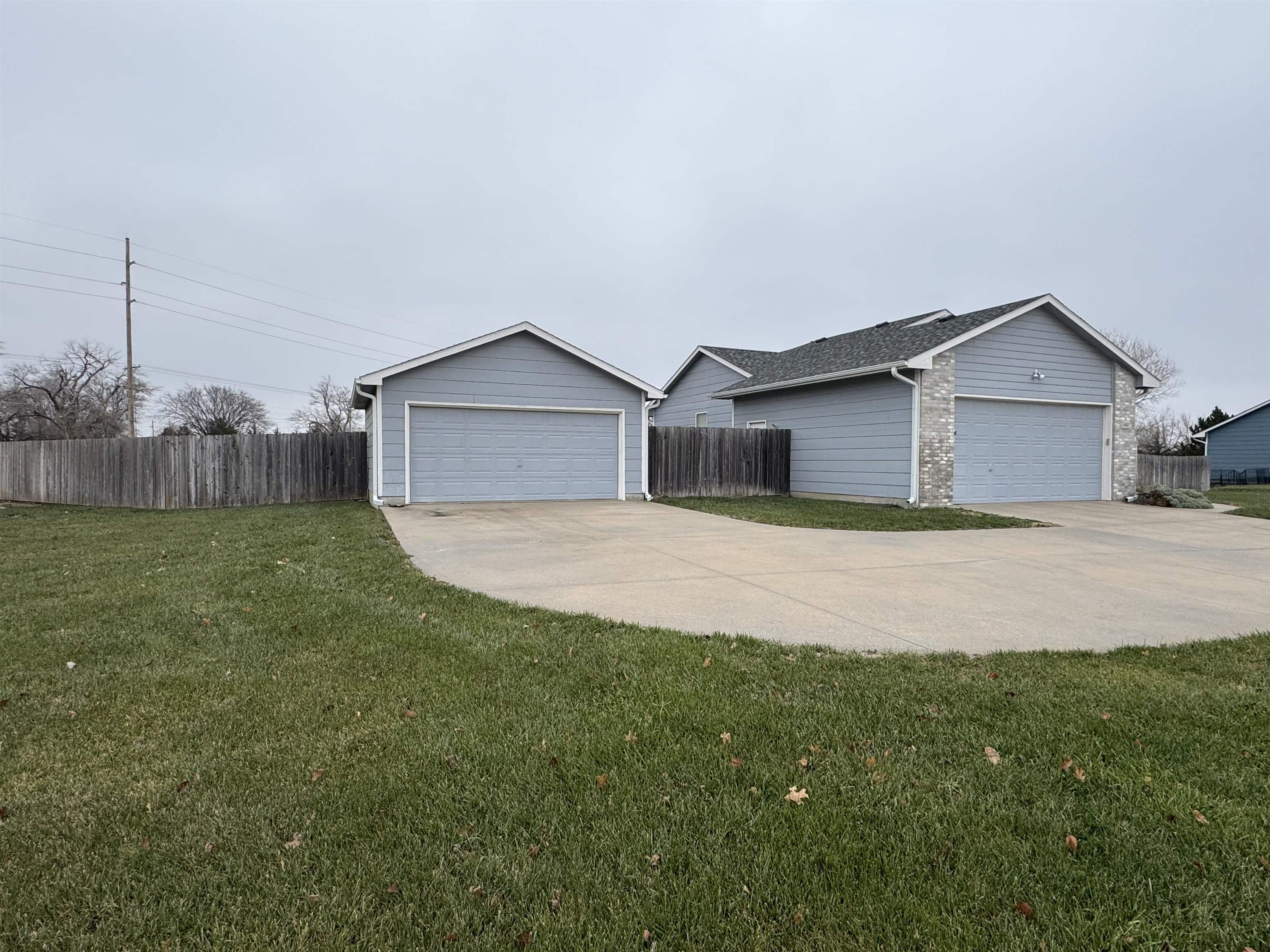 602 S Meadows Dr, Hesston, Kansas image 2