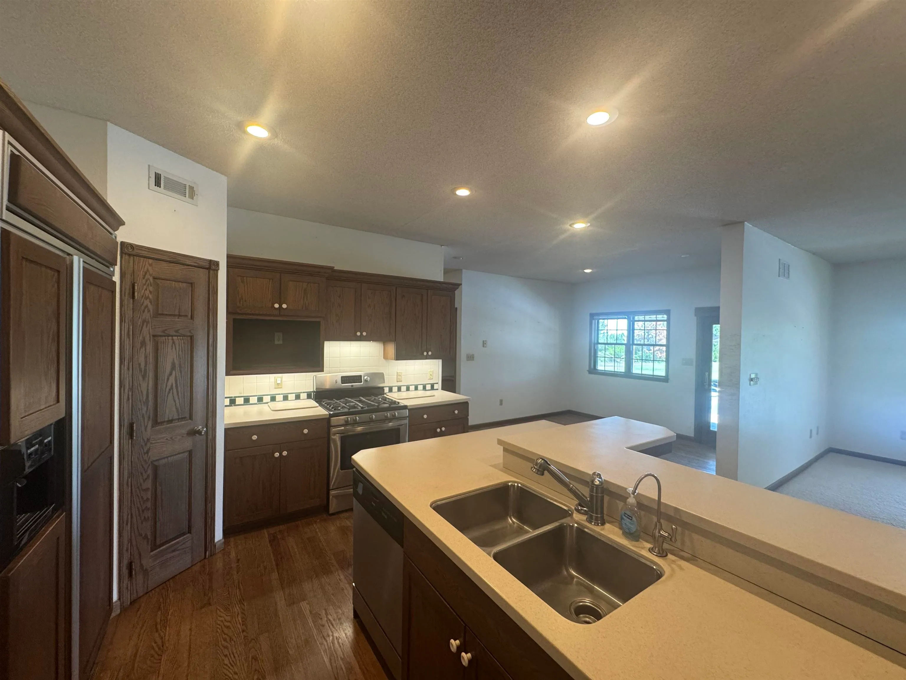 Winfield, Kansas 67156, United States, 3 Bedrooms Bedrooms, ,4 BathroomsBathrooms,Residential,Active,147147