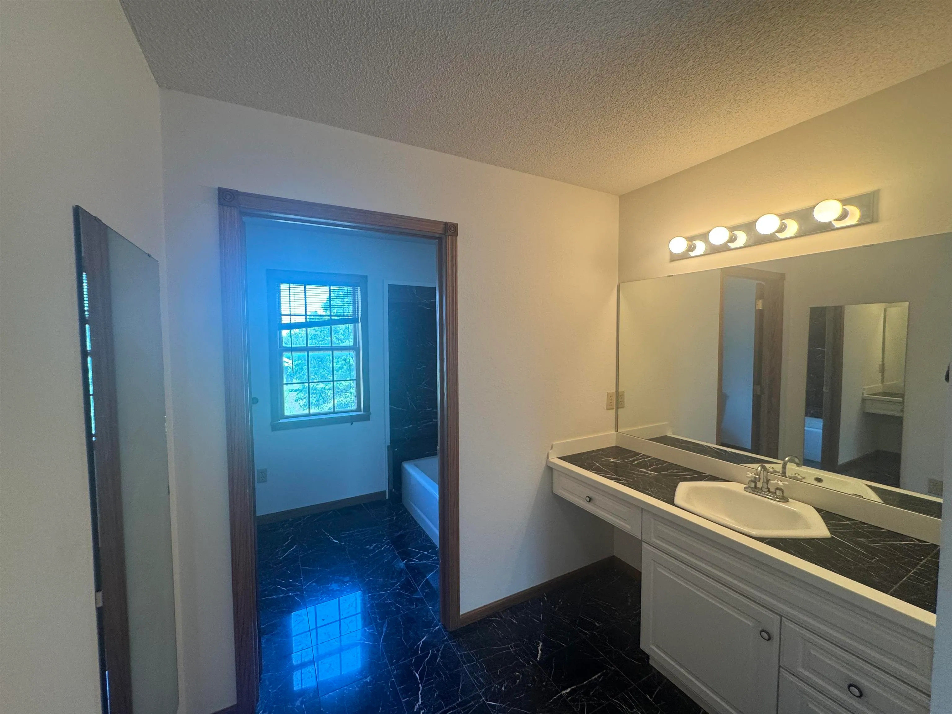 Winfield, Kansas 67156, United States, 3 Bedrooms Bedrooms, ,4 BathroomsBathrooms,Residential,Active,147147