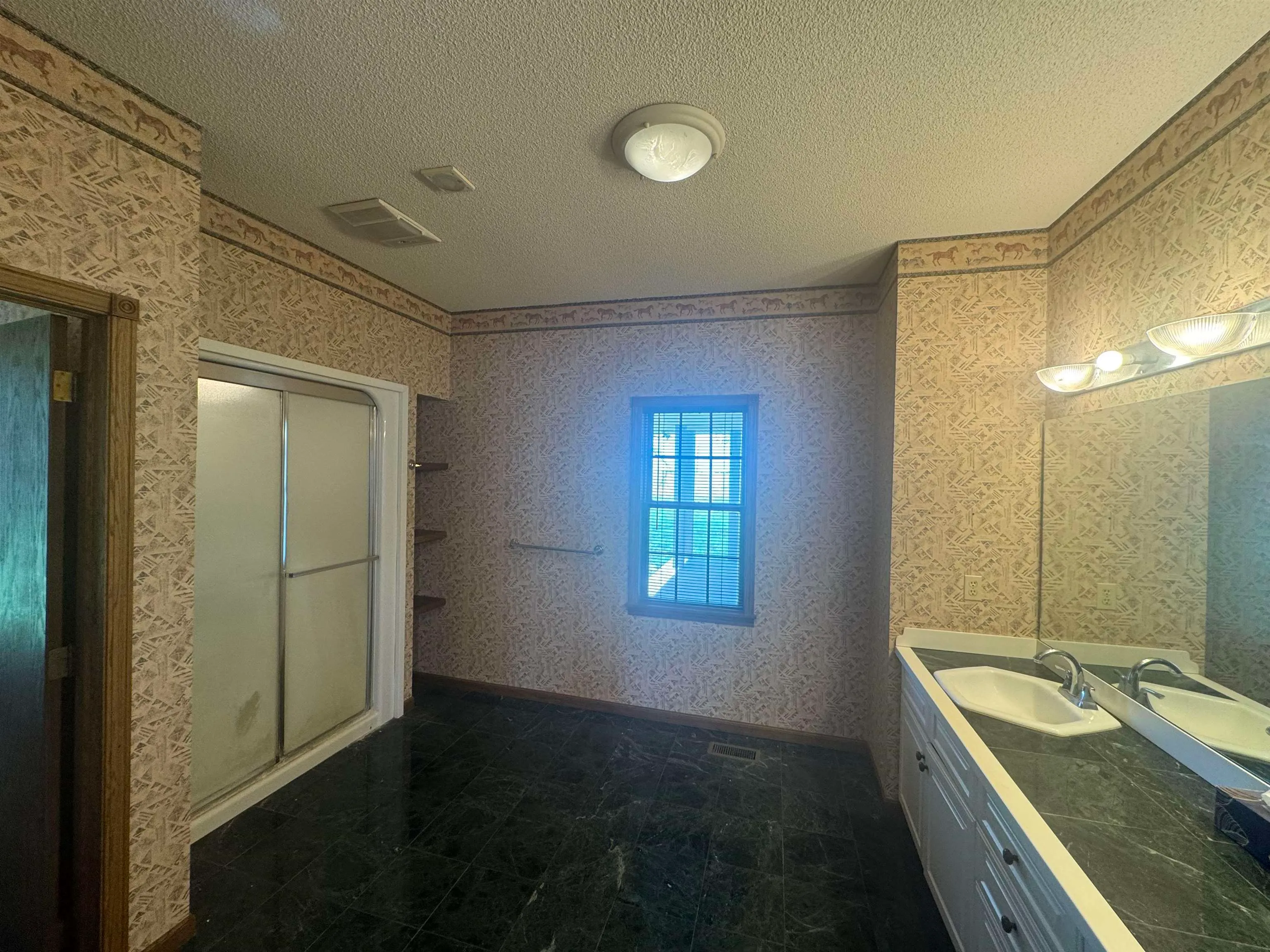 Winfield, Kansas 67156, United States, 3 Bedrooms Bedrooms, ,4 BathroomsBathrooms,Residential,Active,147147