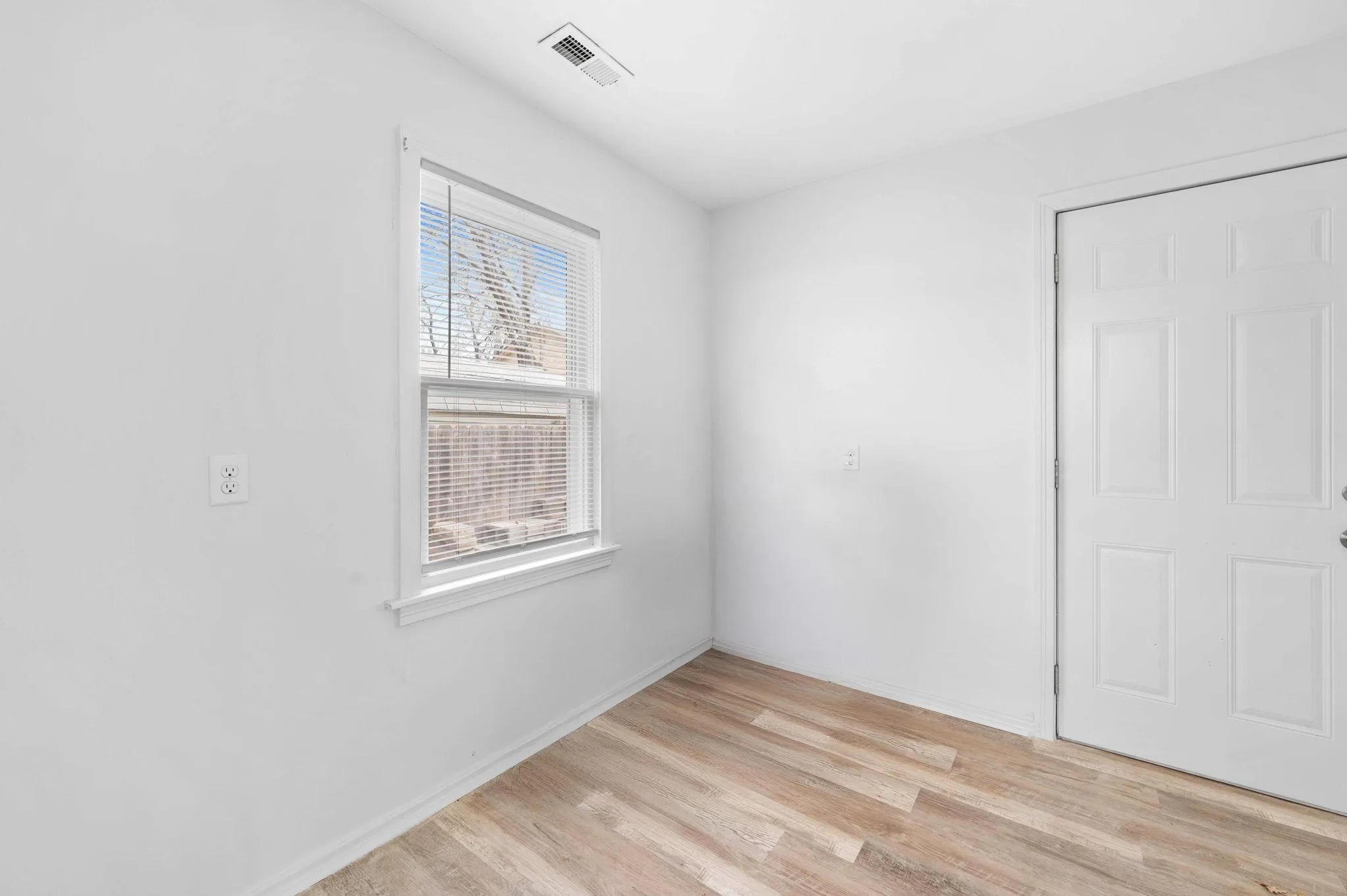 Wichita, Kansas 67213, United States, 2 Bedrooms Bedrooms, ,1 BathroomBathrooms,Residential,Active,96403