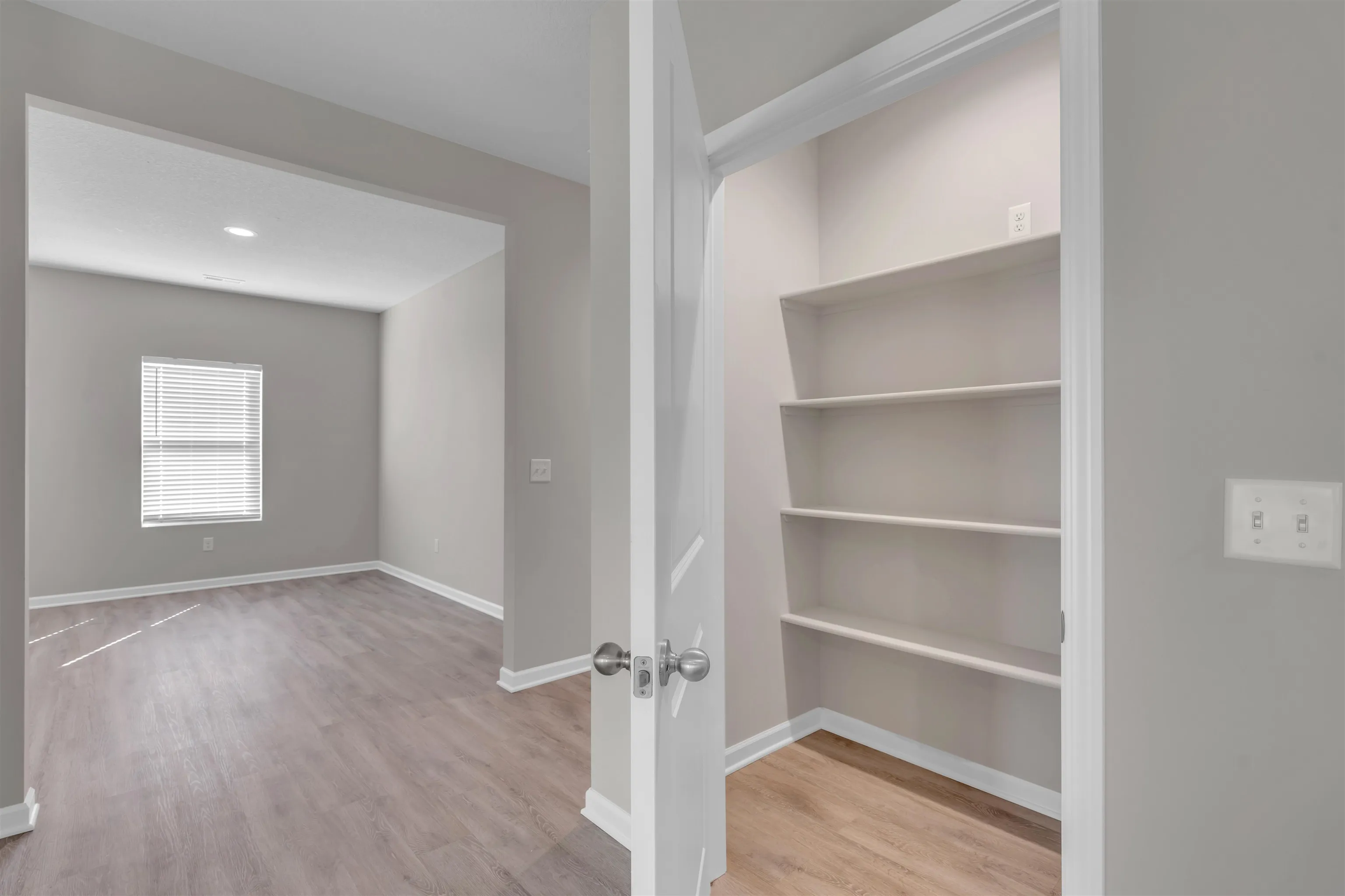 McPherson, Kansas 67460, United States, 4 Bedrooms Bedrooms, ,2 BathroomsBathrooms,Residential,Active,47209