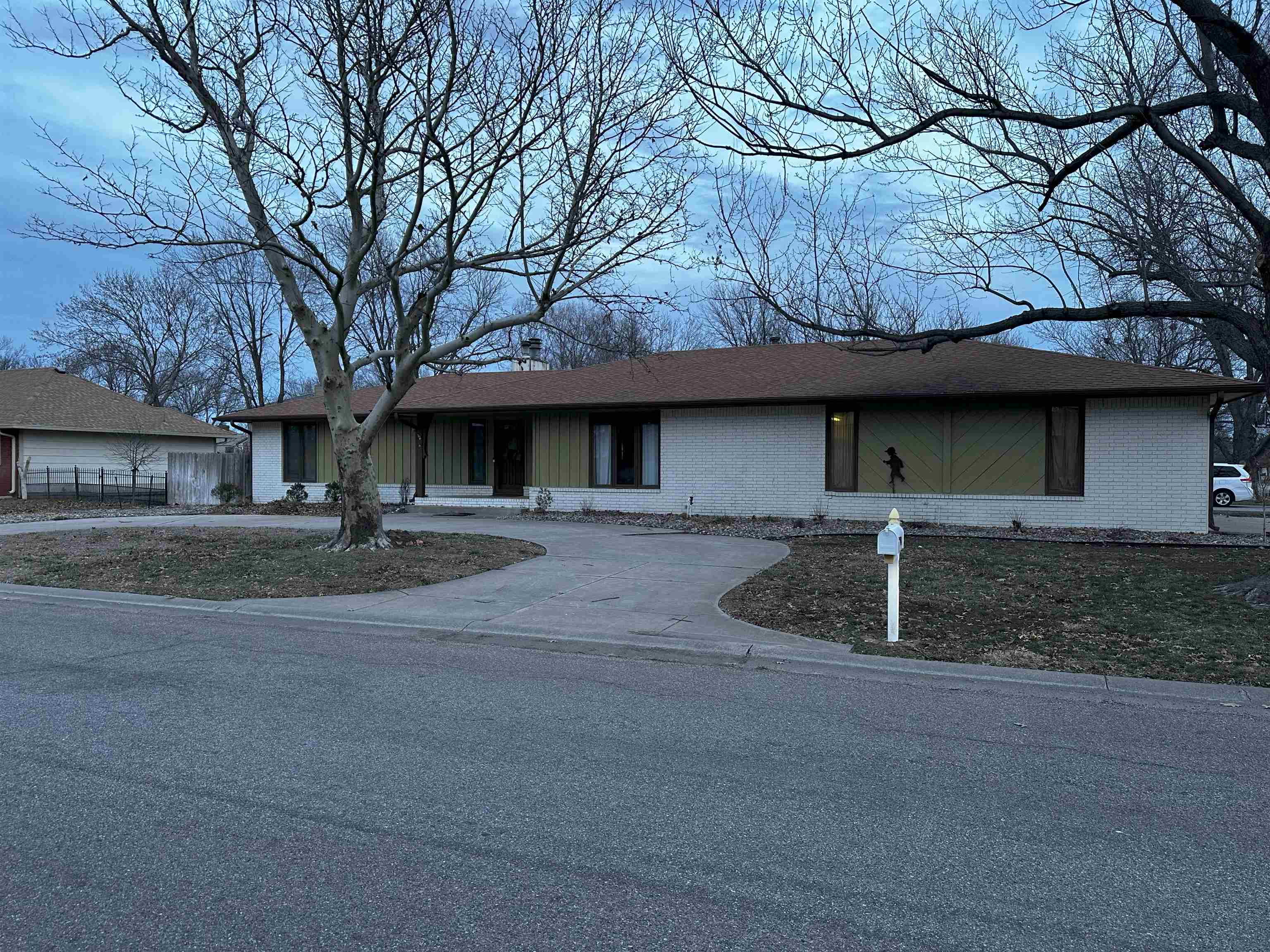 Valley Center, Kansas 67147, United States, 5 Bedrooms Bedrooms, ,3 BathroomsBathrooms,Residential,Pending,67387