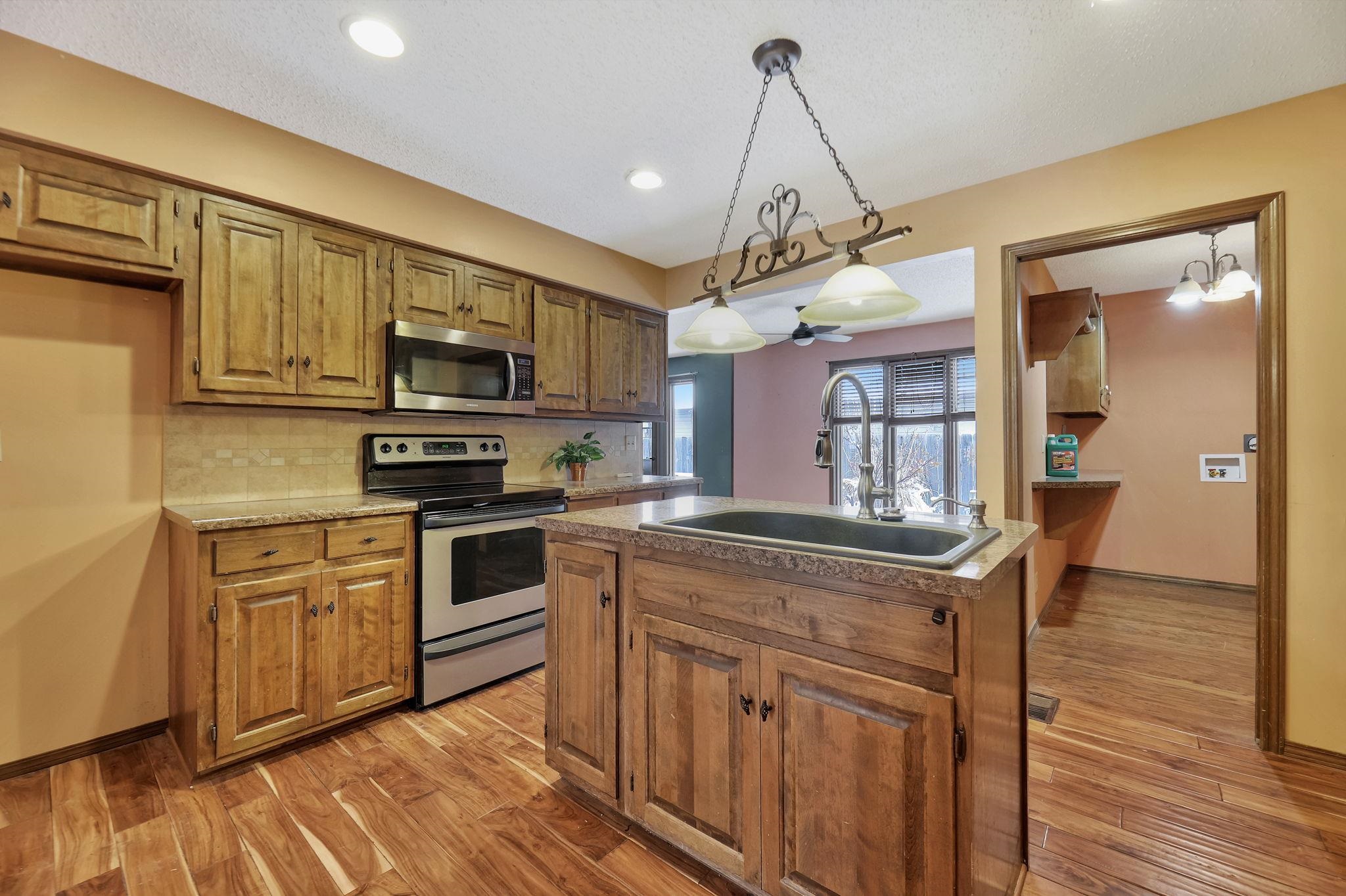 Valley Center, Kansas 67147, United States, 5 Bedrooms Bedrooms, ,3 BathroomsBathrooms,Residential,Pending,67387