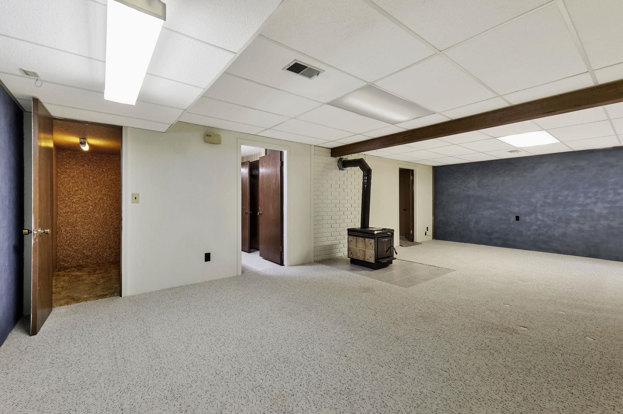 Valley Center, Kansas 67147, United States, 5 Bedrooms Bedrooms, ,3 BathroomsBathrooms,Residential,Pending,67387