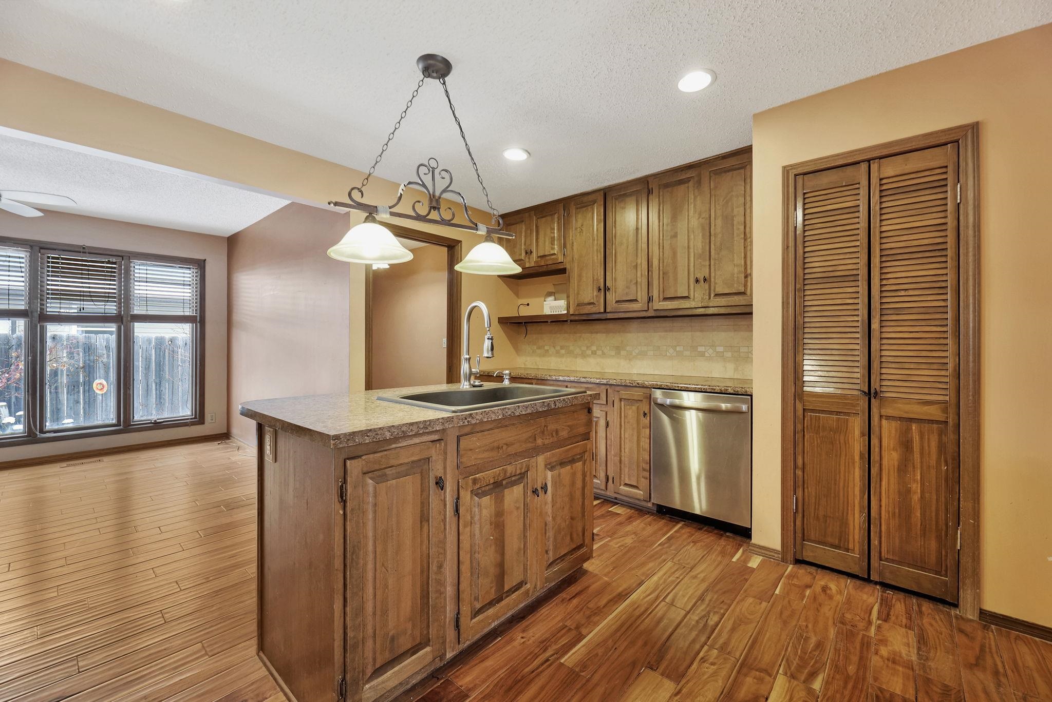 Valley Center, Kansas 67147, United States, 5 Bedrooms Bedrooms, ,3 BathroomsBathrooms,Residential,Pending,67387