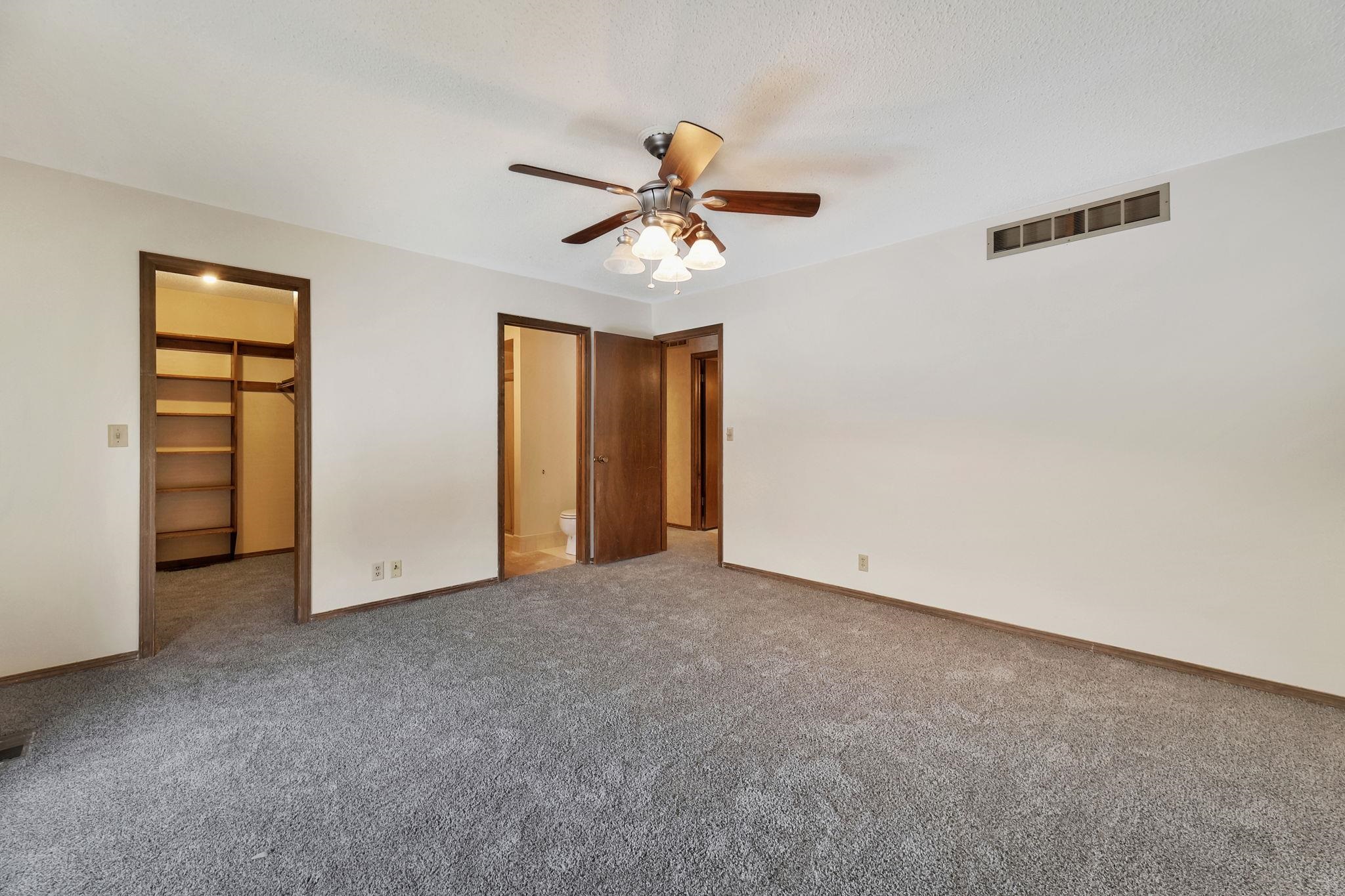 Valley Center, Kansas 67147, United States, 5 Bedrooms Bedrooms, ,3 BathroomsBathrooms,Residential,Pending,67387