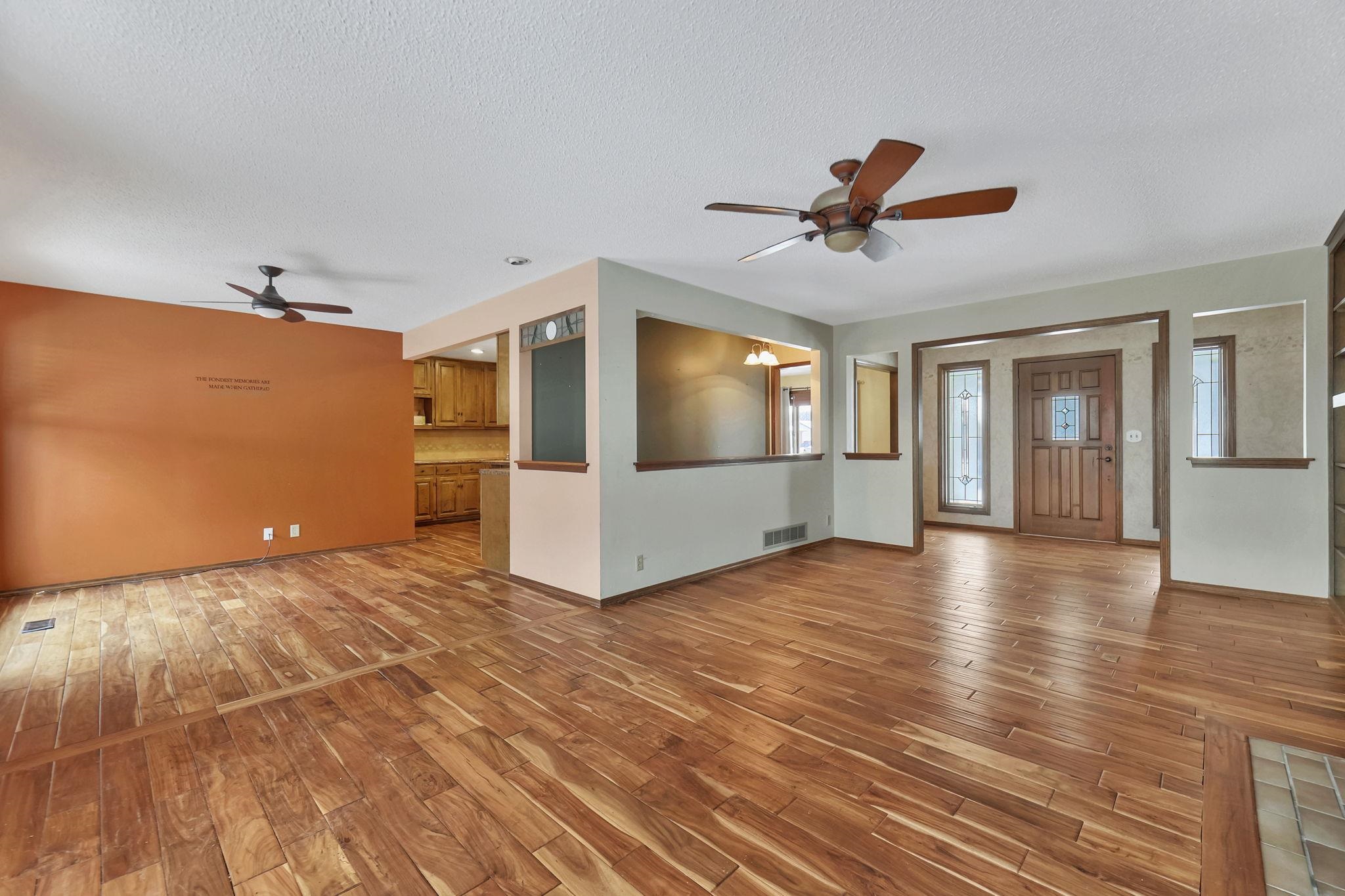 Valley Center, Kansas 67147, United States, 5 Bedrooms Bedrooms, ,3 BathroomsBathrooms,Residential,Pending,67387