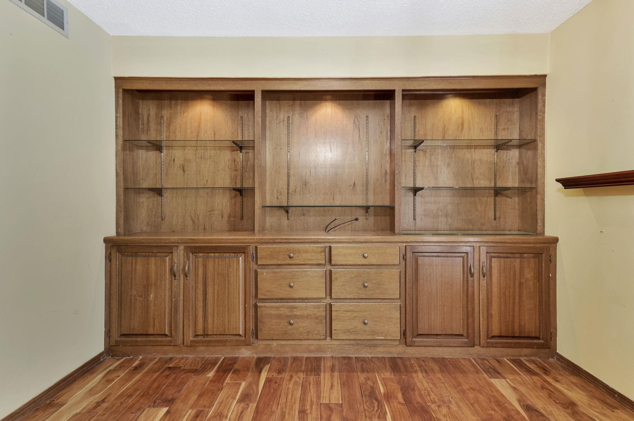 Valley Center, Kansas 67147, United States, 5 Bedrooms Bedrooms, ,3 BathroomsBathrooms,Residential,Pending,67387