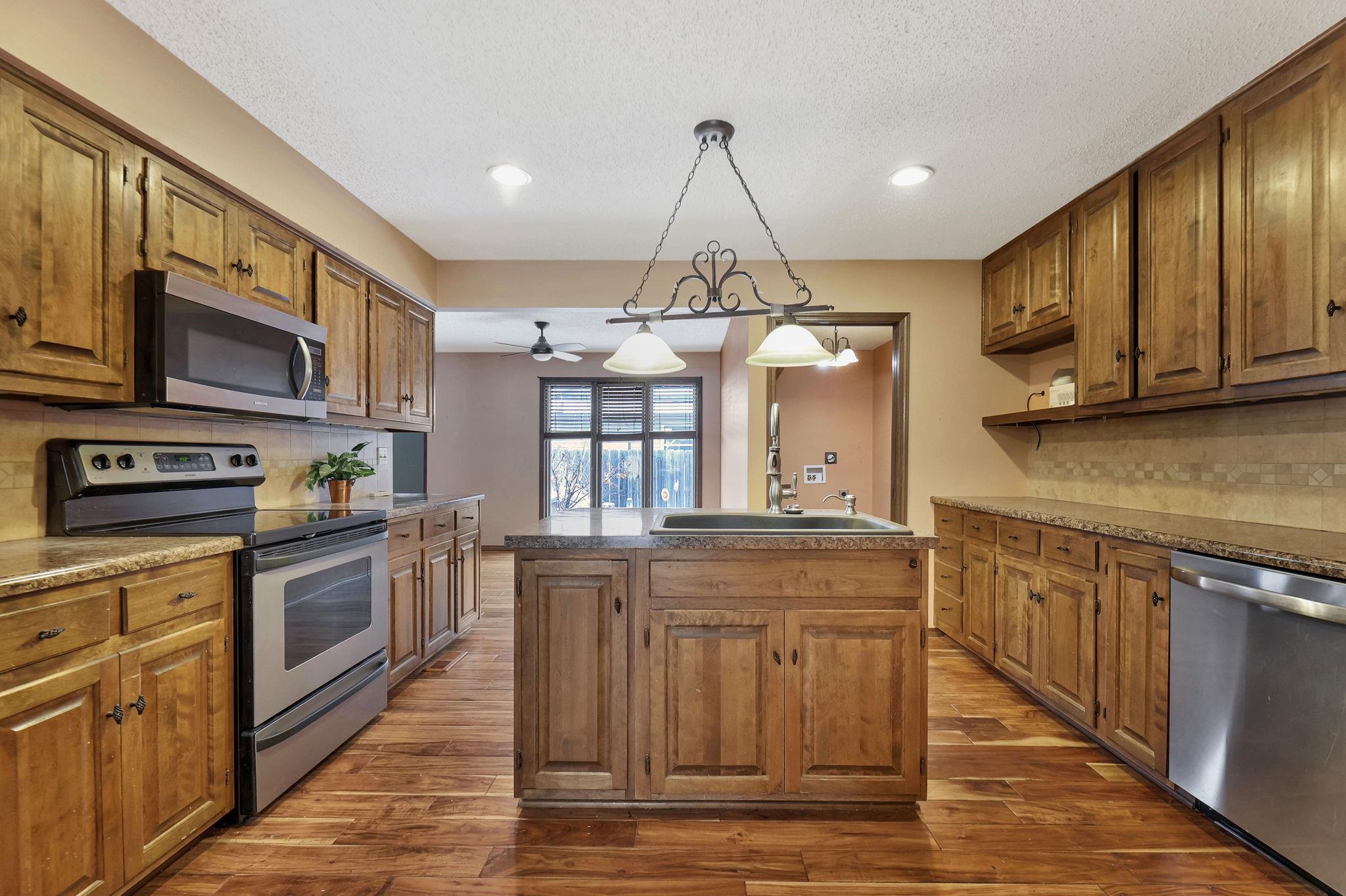 Valley Center, Kansas 67147, United States, 5 Bedrooms Bedrooms, ,3 BathroomsBathrooms,Residential,Pending,67387