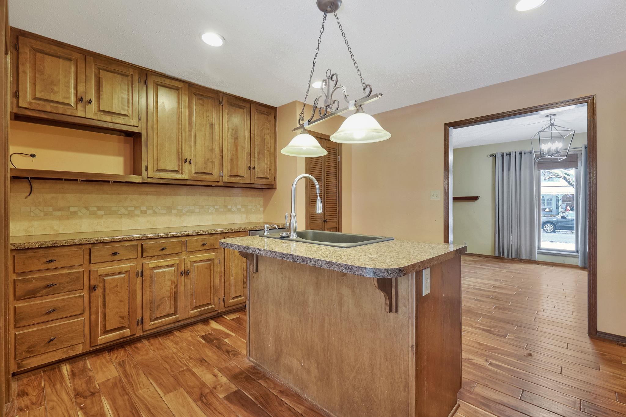 Valley Center, Kansas 67147, United States, 5 Bedrooms Bedrooms, ,3 BathroomsBathrooms,Residential,Pending,67387