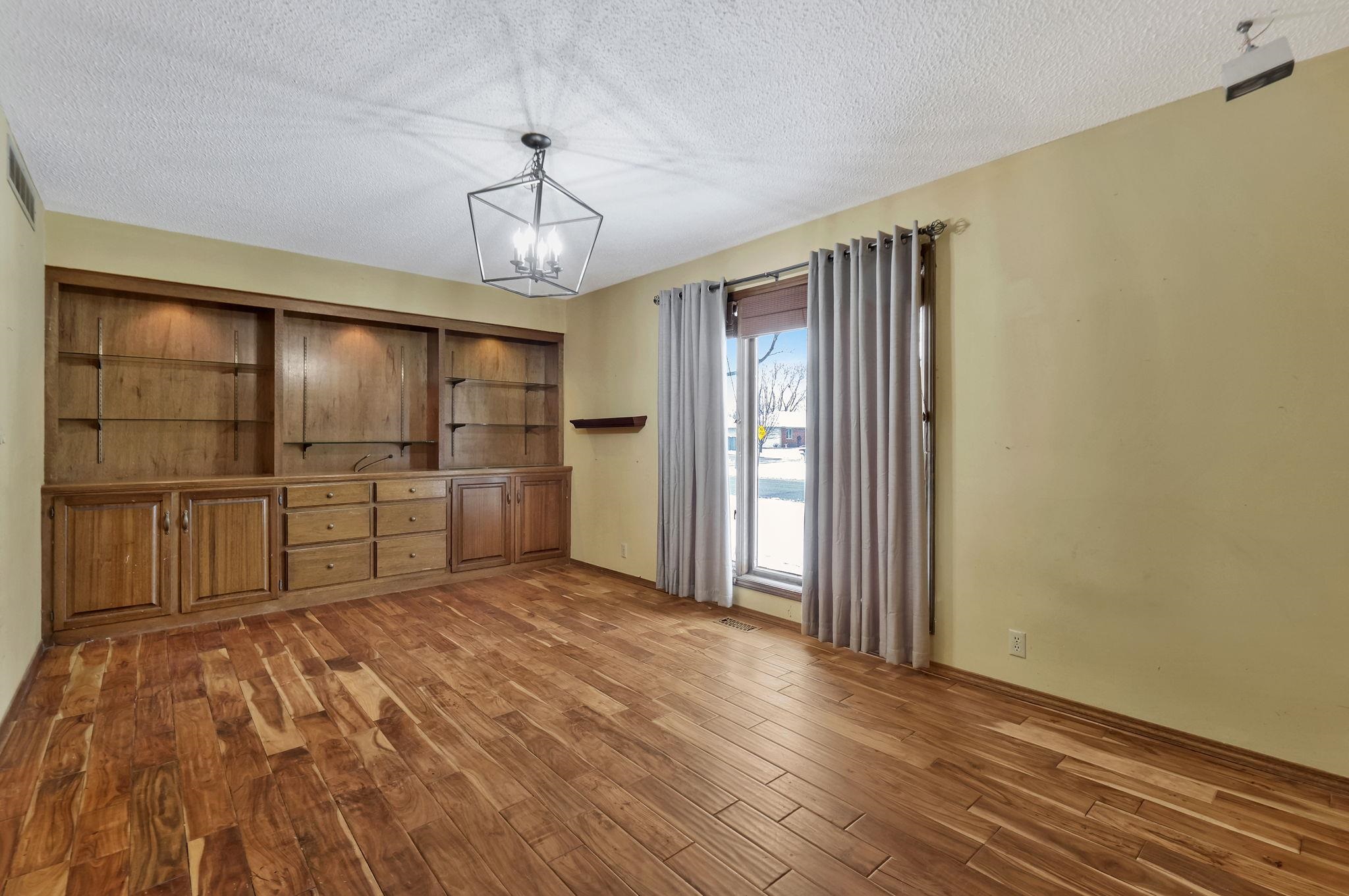 Valley Center, Kansas 67147, United States, 5 Bedrooms Bedrooms, ,3 BathroomsBathrooms,Residential,Pending,67387