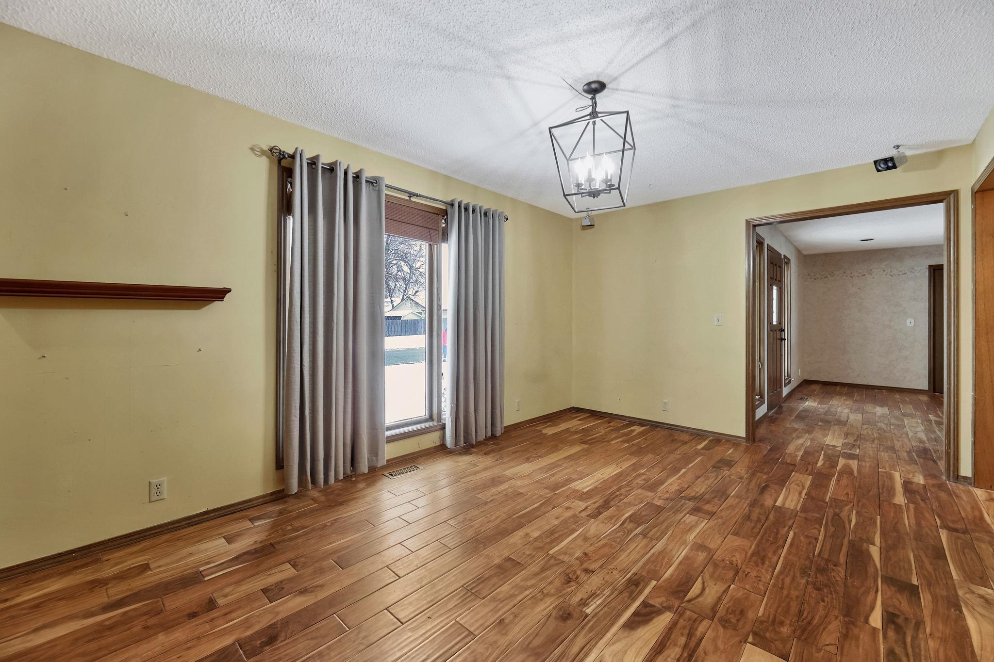 Valley Center, Kansas 67147, United States, 5 Bedrooms Bedrooms, ,3 BathroomsBathrooms,Residential,Pending,67387