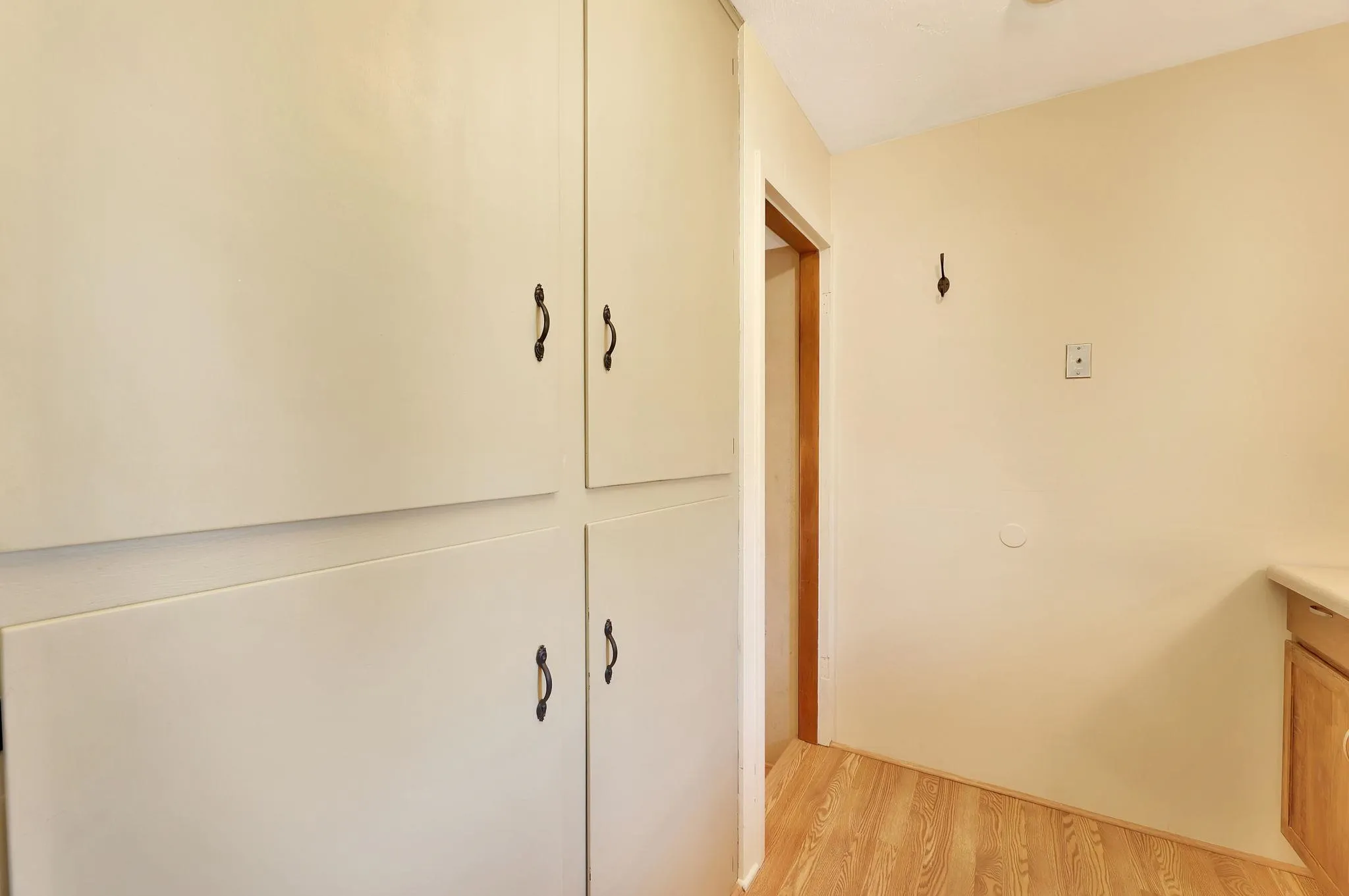 Wichita, Kansas 67203, United States, 3 Bedrooms Bedrooms, ,3 BathroomsBathrooms,Residential,Pending,102644