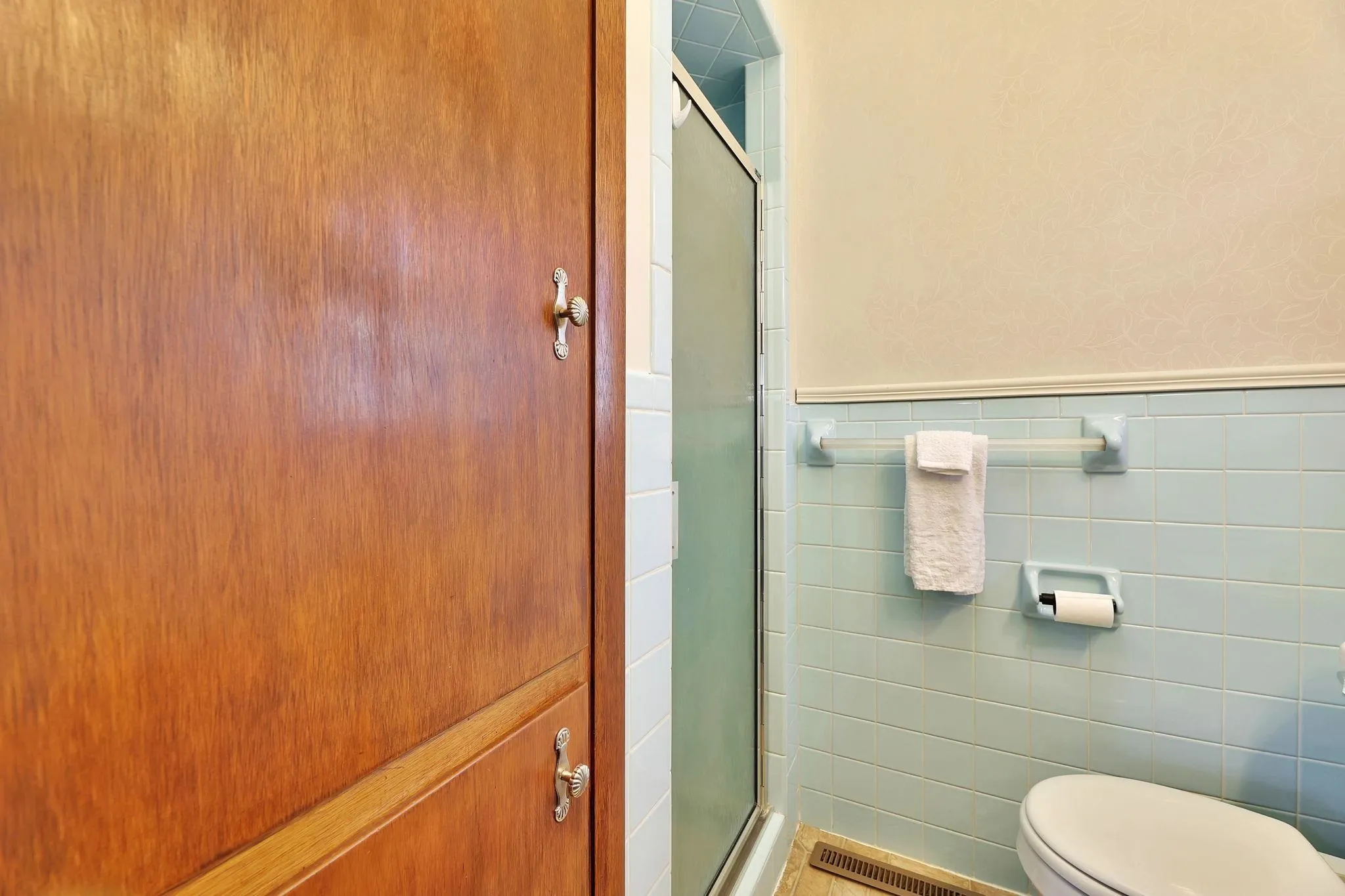 Wichita, Kansas 67203, United States, 3 Bedrooms Bedrooms, ,3 BathroomsBathrooms,Residential,Pending,102644