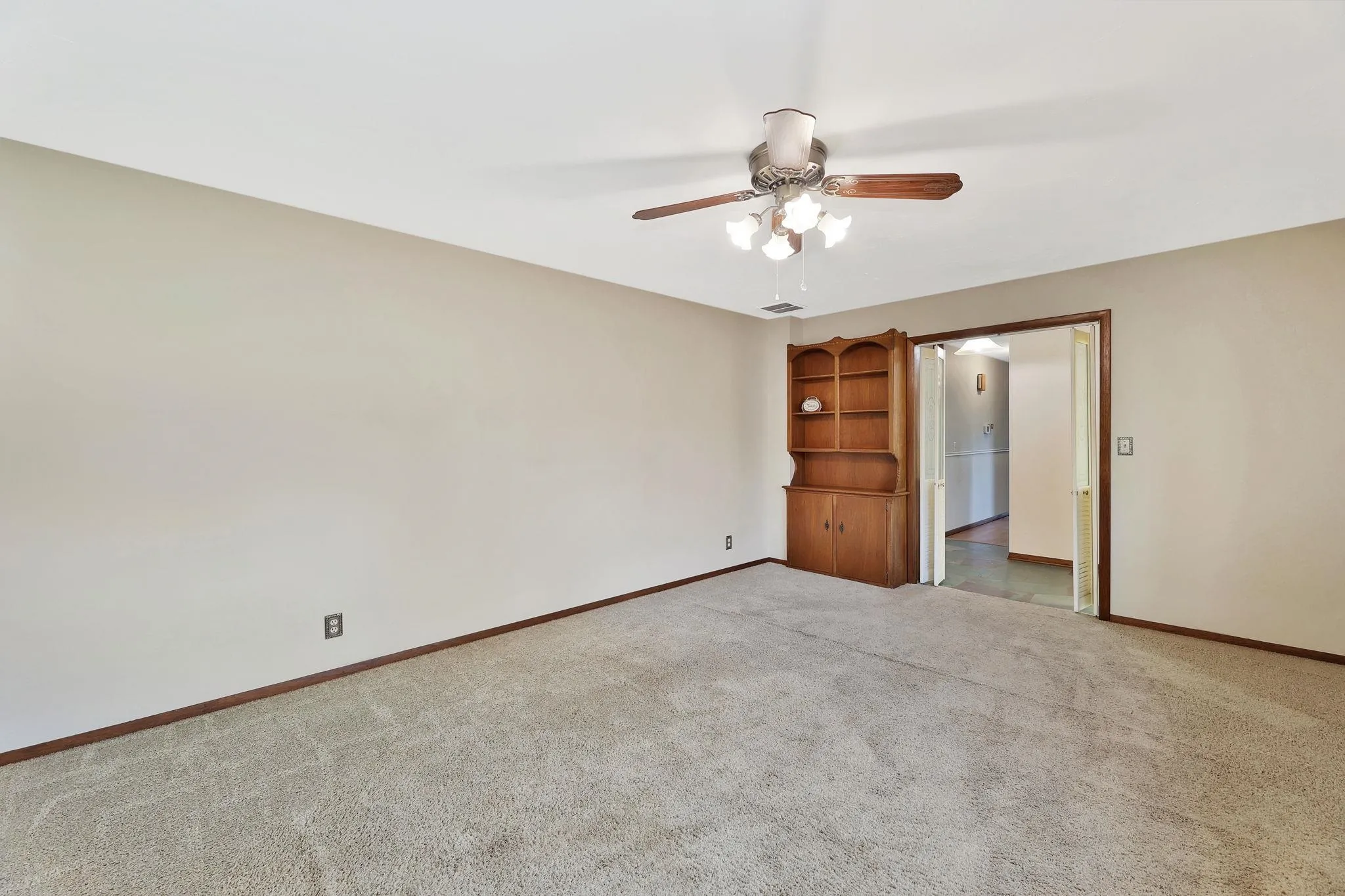 Wichita, Kansas 67203, United States, 3 Bedrooms Bedrooms, ,3 BathroomsBathrooms,Residential,Pending,102644