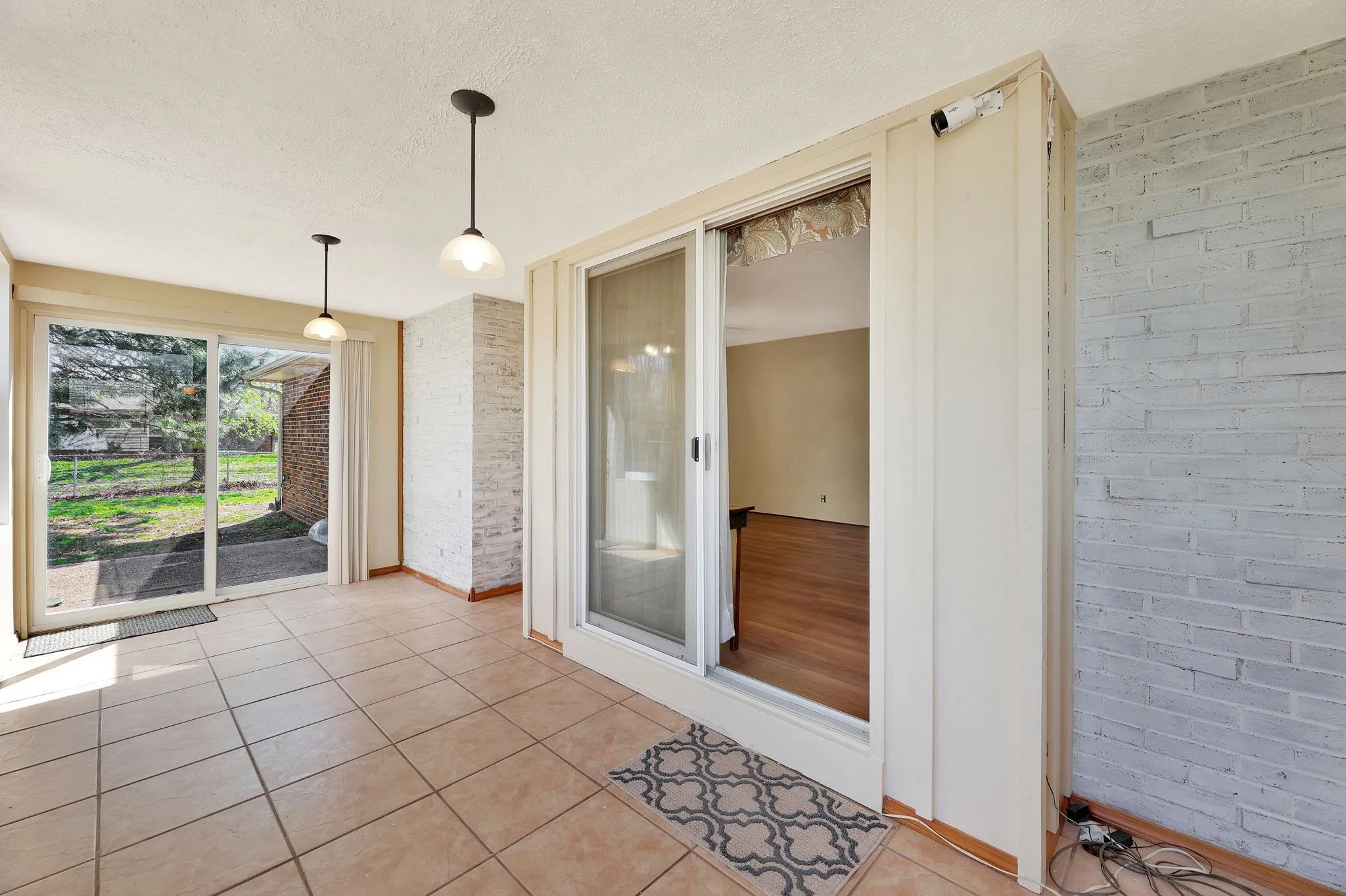 Wichita, Kansas 67203, United States, 3 Bedrooms Bedrooms, ,3 BathroomsBathrooms,Residential,Pending,102644