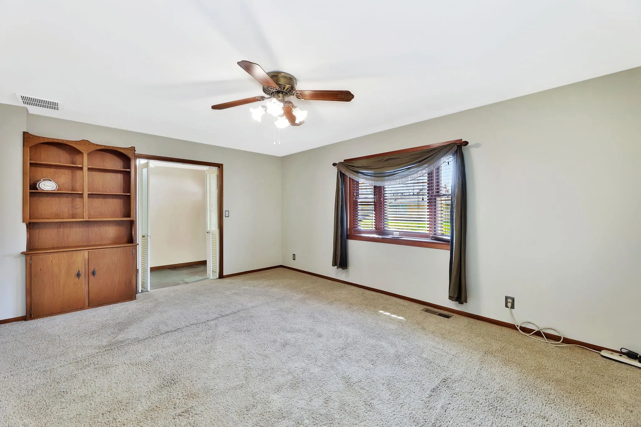 Wichita, Kansas 67203, United States, 3 Bedrooms Bedrooms, ,3 BathroomsBathrooms,Residential,Pending,102644