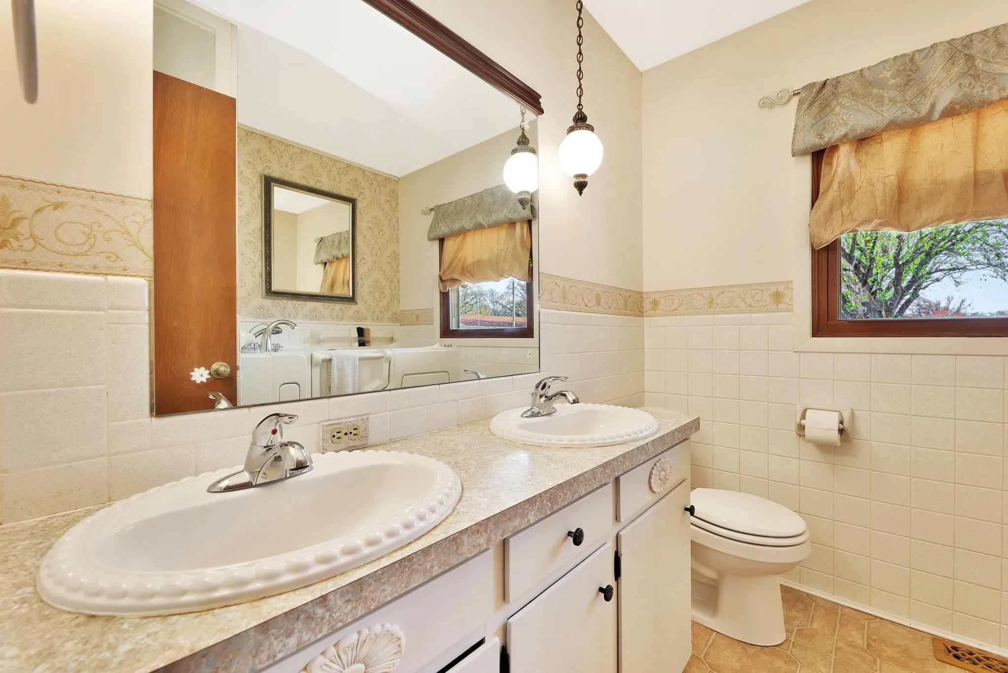 Wichita, Kansas 67203, United States, 3 Bedrooms Bedrooms, ,3 BathroomsBathrooms,Residential,Pending,102644