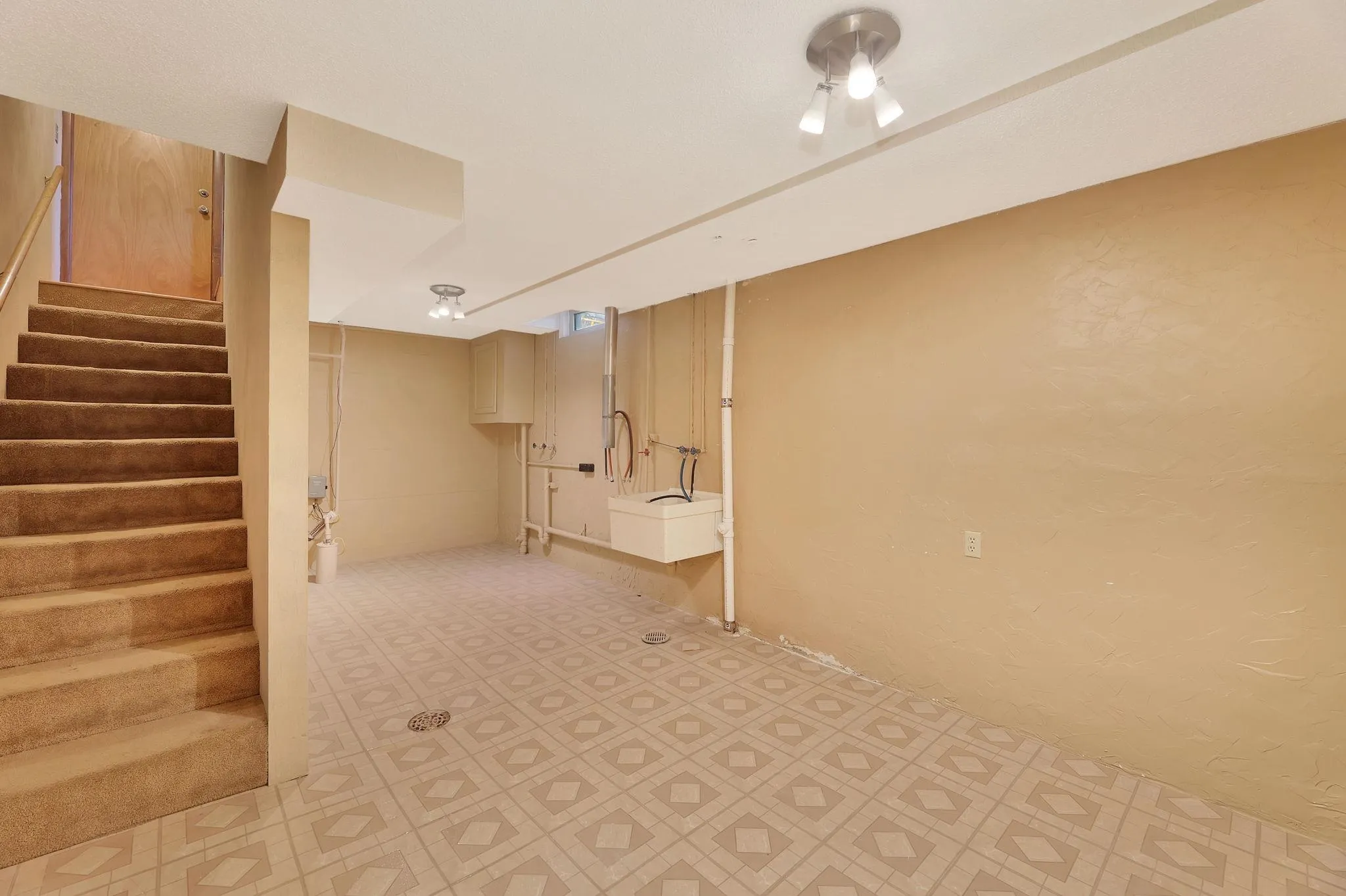 Wichita, Kansas 67203, United States, 3 Bedrooms Bedrooms, ,3 BathroomsBathrooms,Residential,Pending,102644