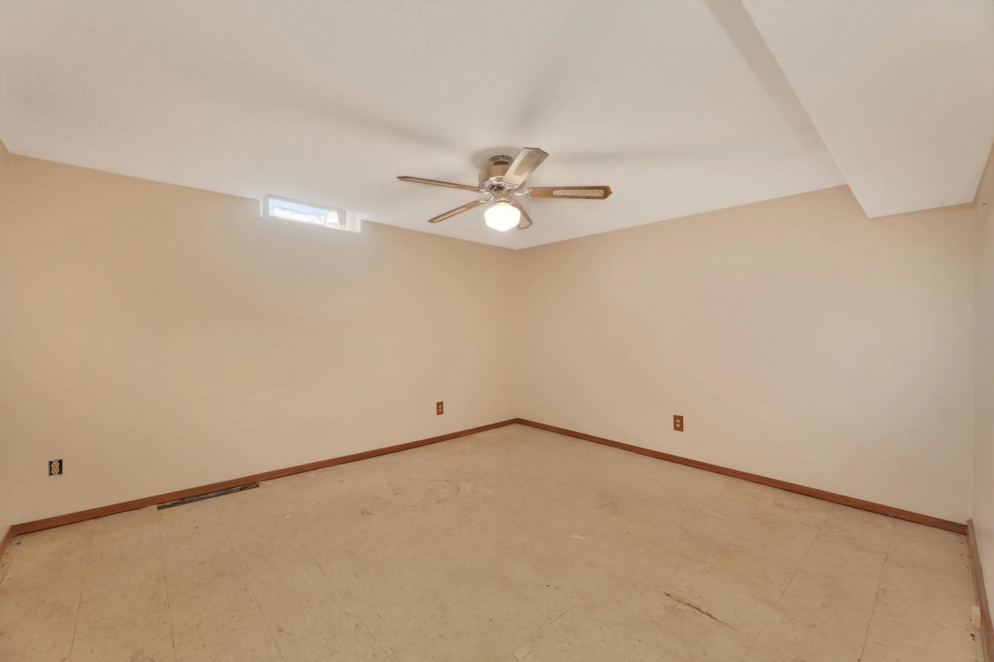 Wichita, Kansas 67203, United States, 3 Bedrooms Bedrooms, ,3 BathroomsBathrooms,Residential,Pending,102644