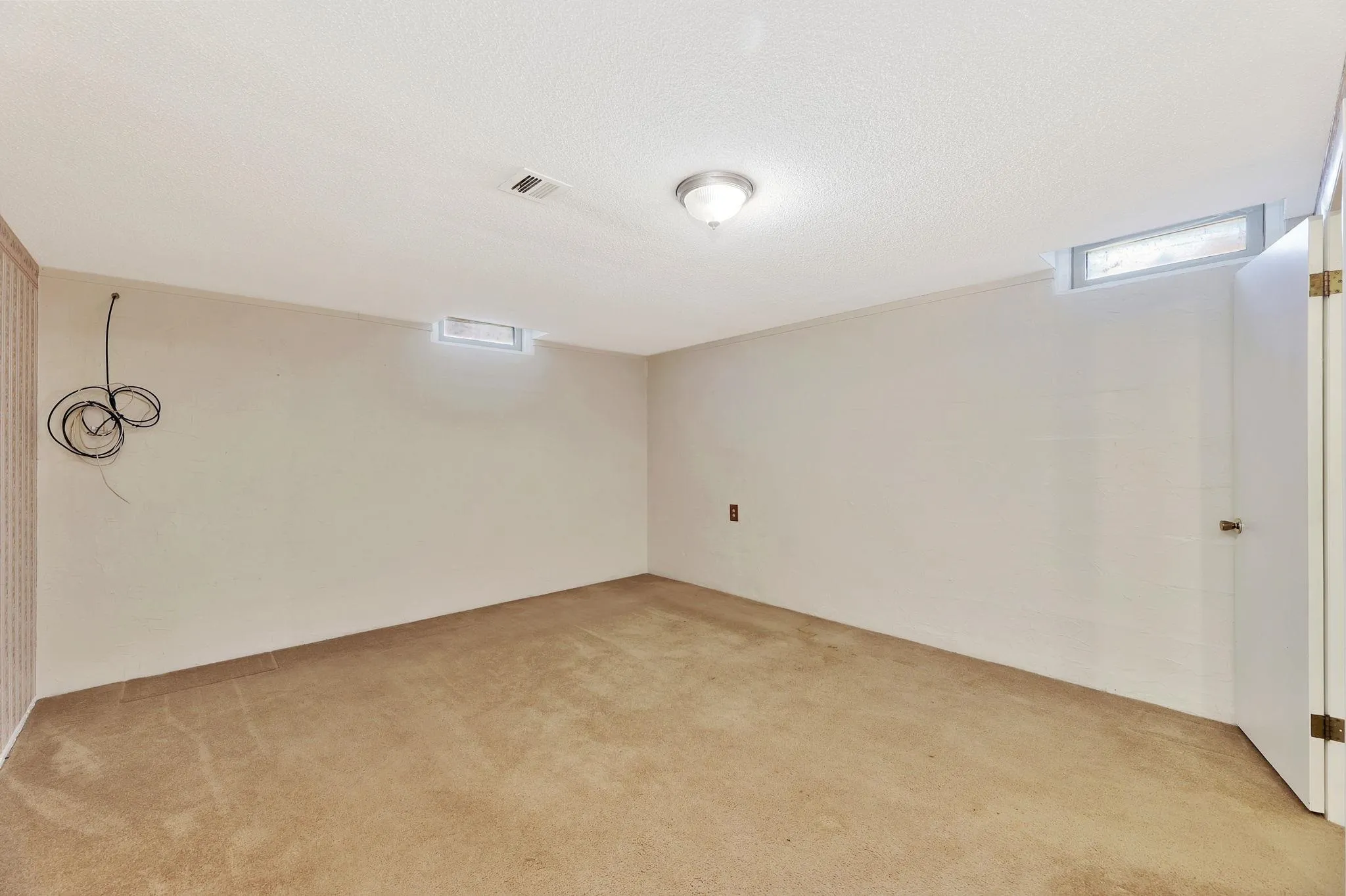 Wichita, Kansas 67203, United States, 3 Bedrooms Bedrooms, ,3 BathroomsBathrooms,Residential,Pending,102644