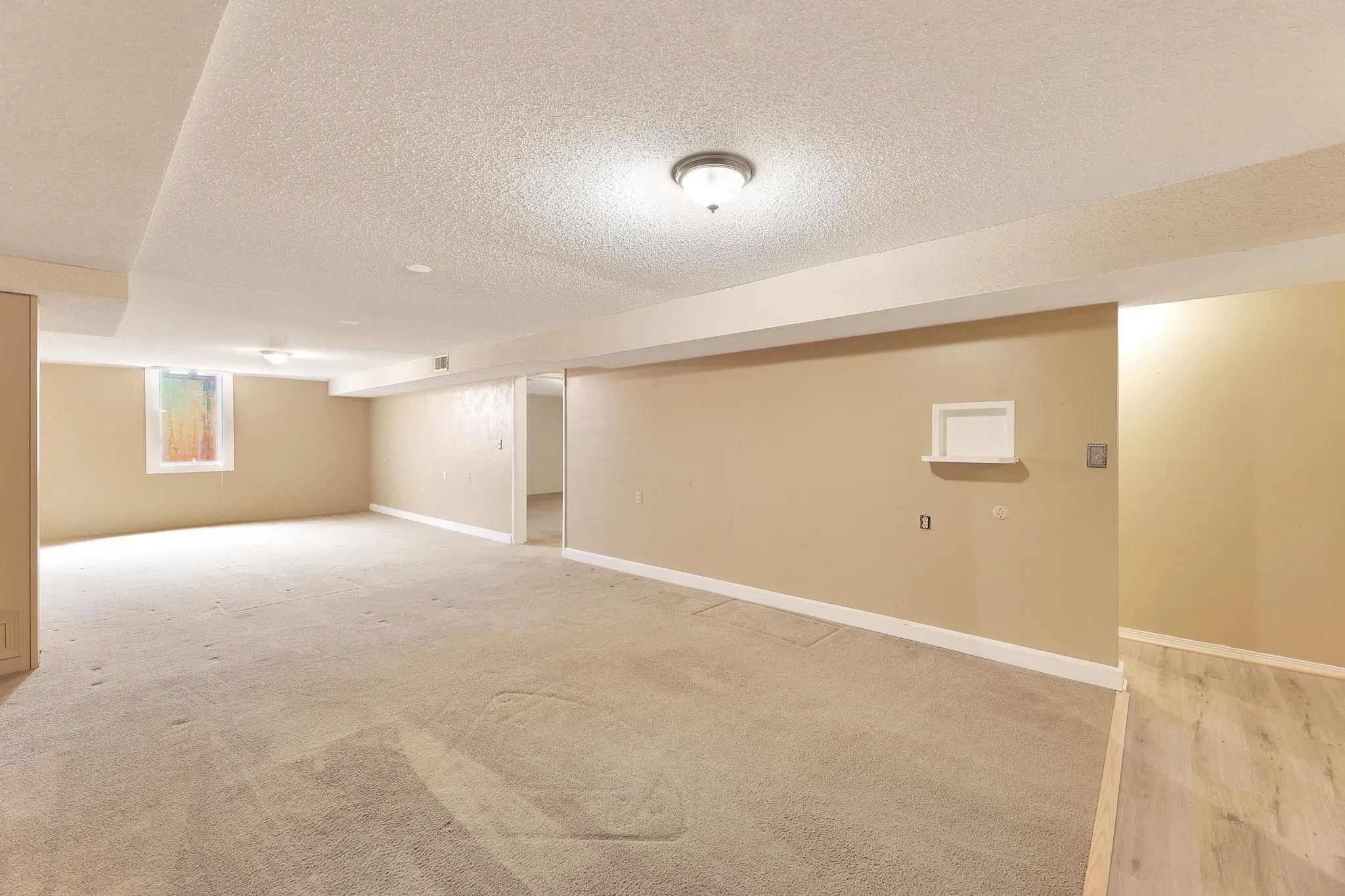 Wichita, Kansas 67203, United States, 3 Bedrooms Bedrooms, ,3 BathroomsBathrooms,Residential,Pending,102644