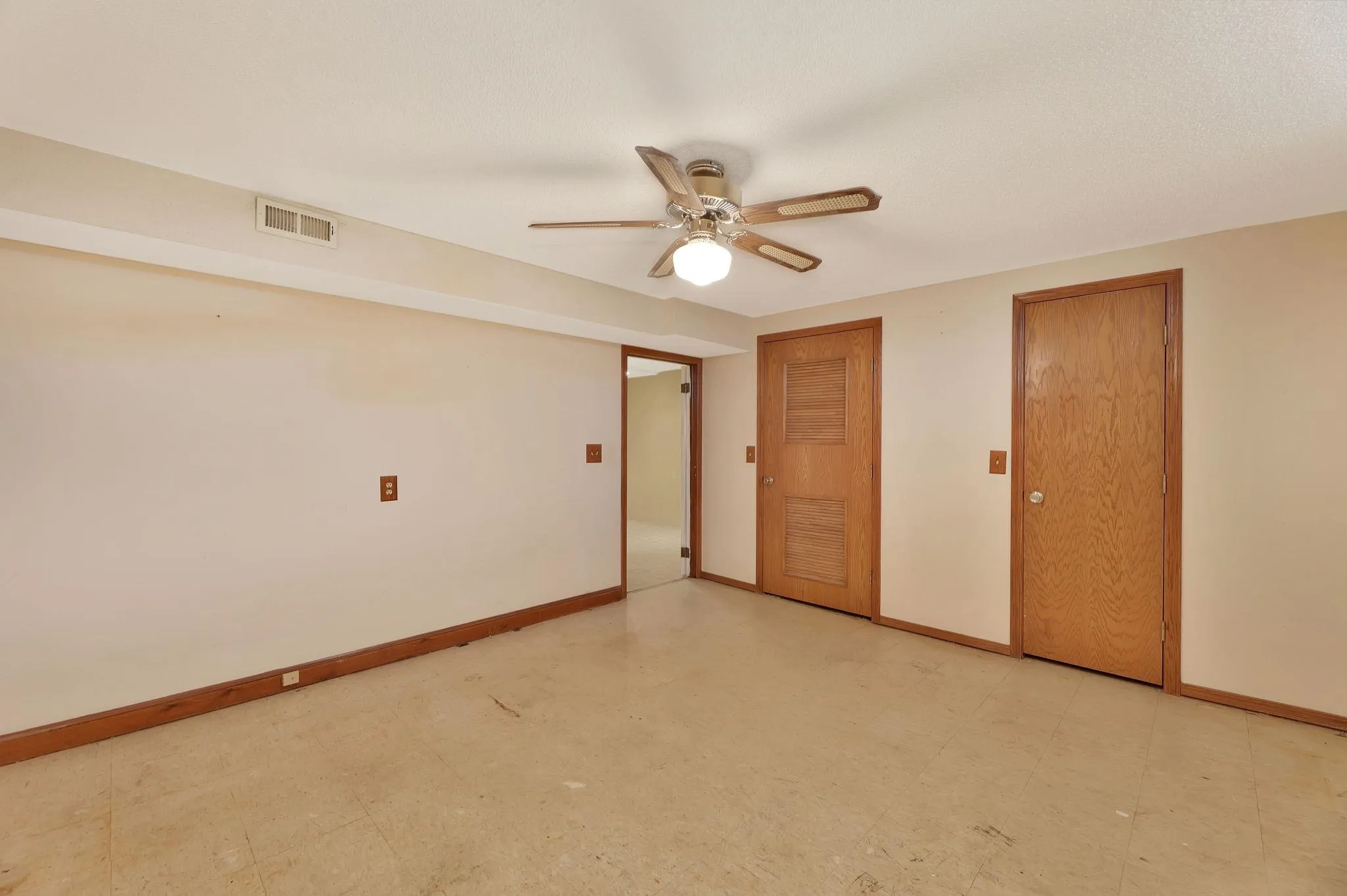 Wichita, Kansas 67203, United States, 3 Bedrooms Bedrooms, ,3 BathroomsBathrooms,Residential,Pending,102644