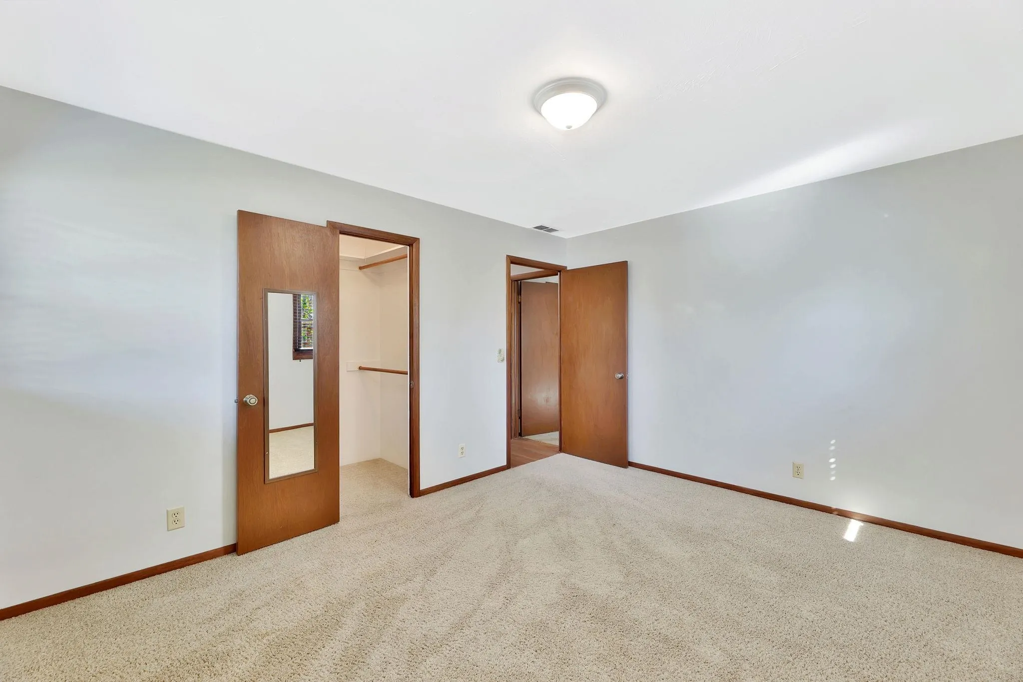 Wichita, Kansas 67203, United States, 3 Bedrooms Bedrooms, ,3 BathroomsBathrooms,Residential,Pending,102644