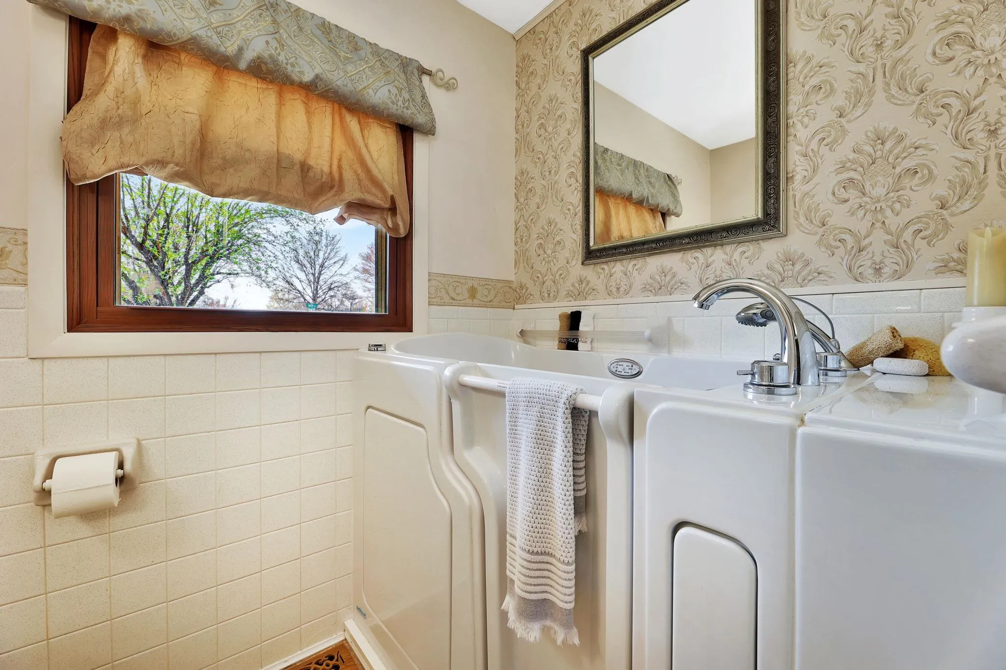 Wichita, Kansas 67203, United States, 3 Bedrooms Bedrooms, ,3 BathroomsBathrooms,Residential,Pending,102644