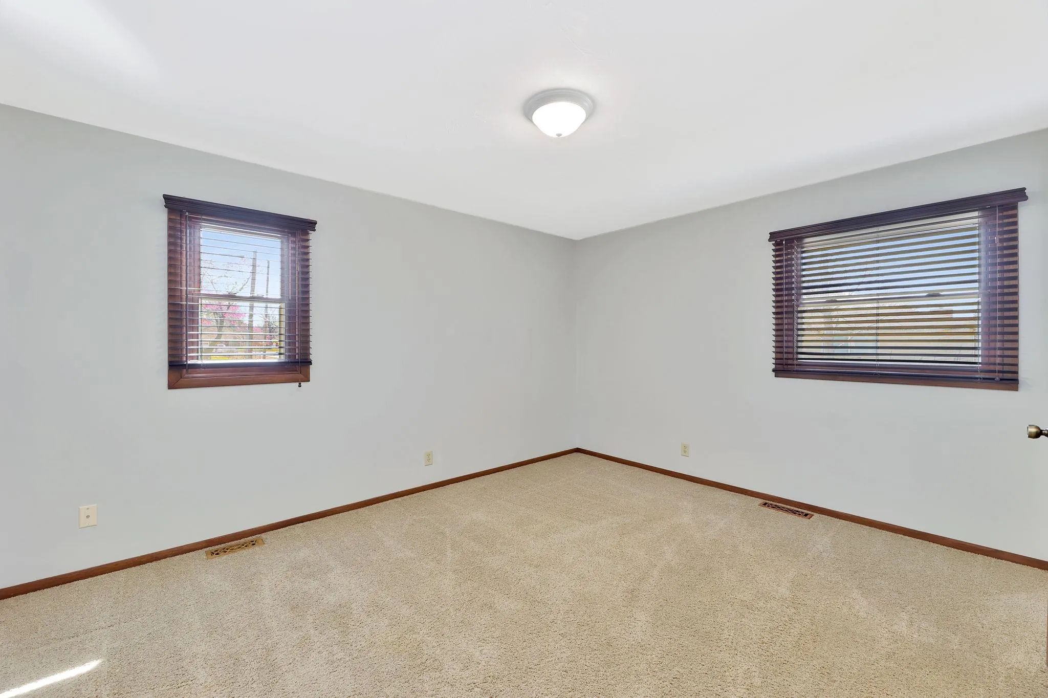 Wichita, Kansas 67203, United States, 3 Bedrooms Bedrooms, ,3 BathroomsBathrooms,Residential,Pending,102644