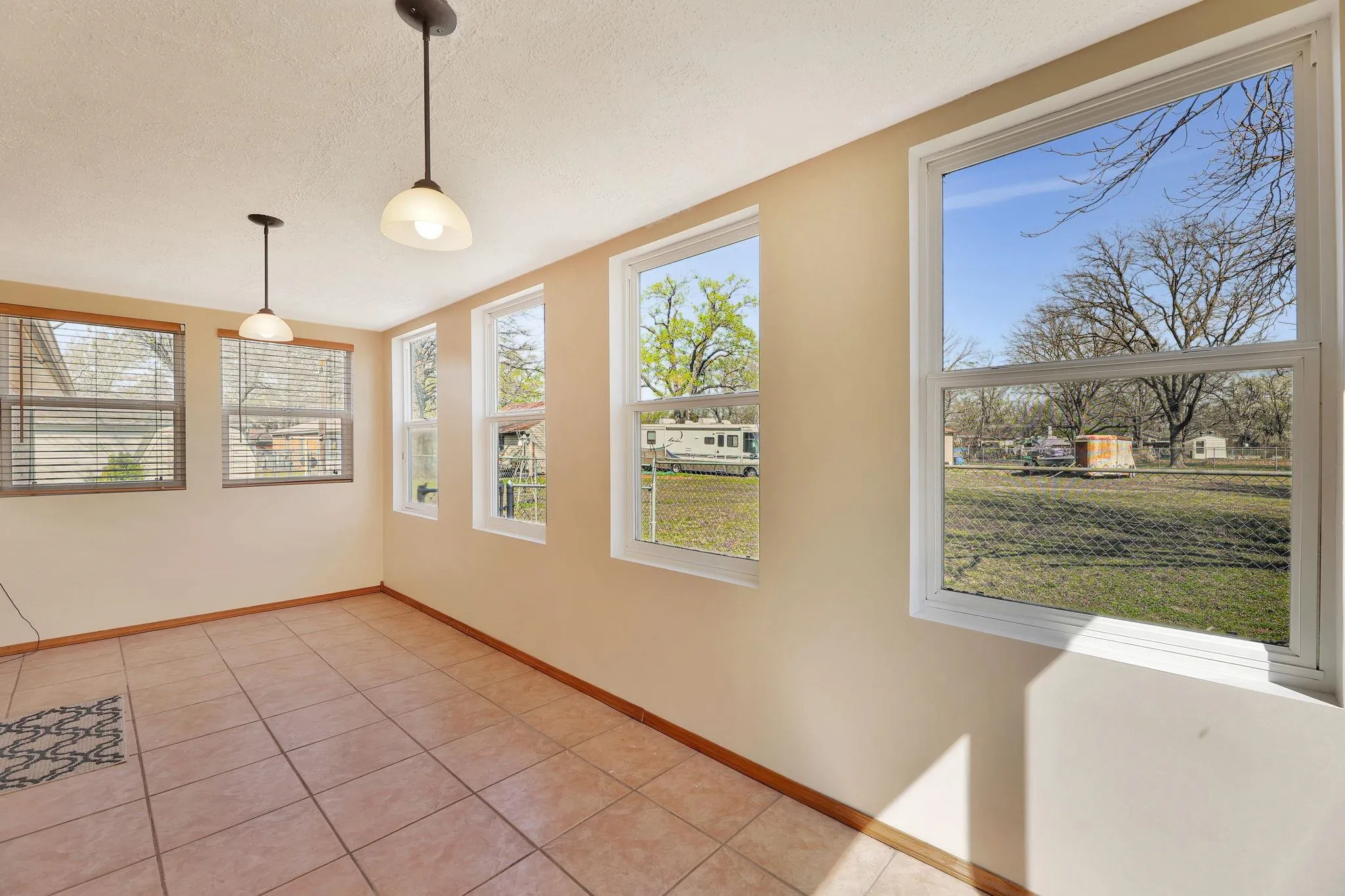 Wichita, Kansas 67203, United States, 3 Bedrooms Bedrooms, ,3 BathroomsBathrooms,Residential,Pending,102644