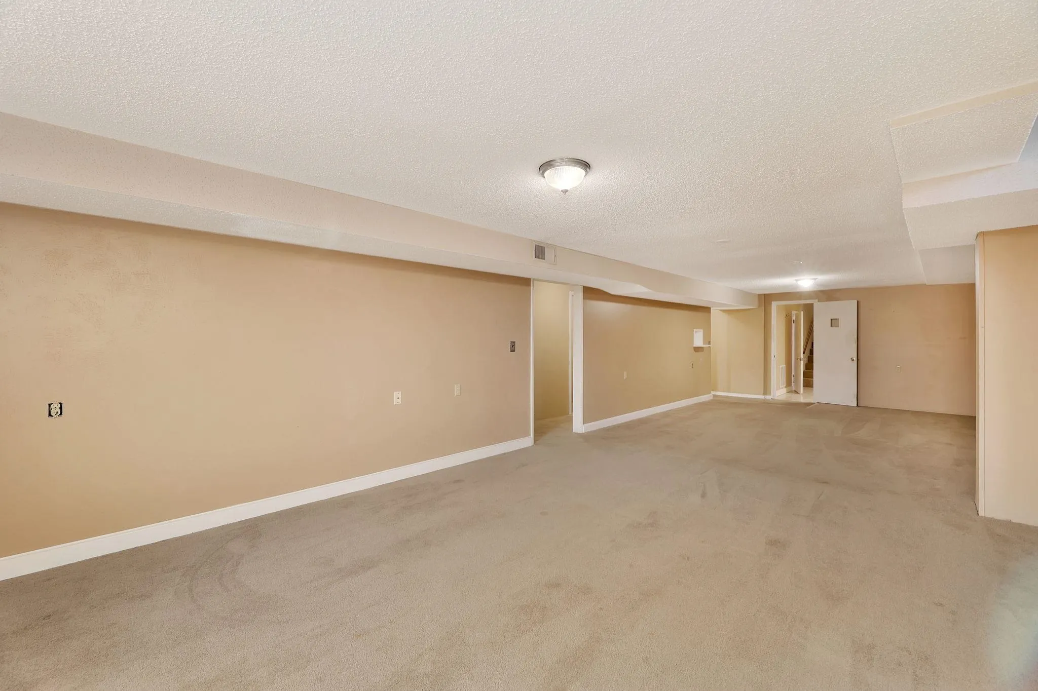 Wichita, Kansas 67203, United States, 3 Bedrooms Bedrooms, ,3 BathroomsBathrooms,Residential,Pending,102644