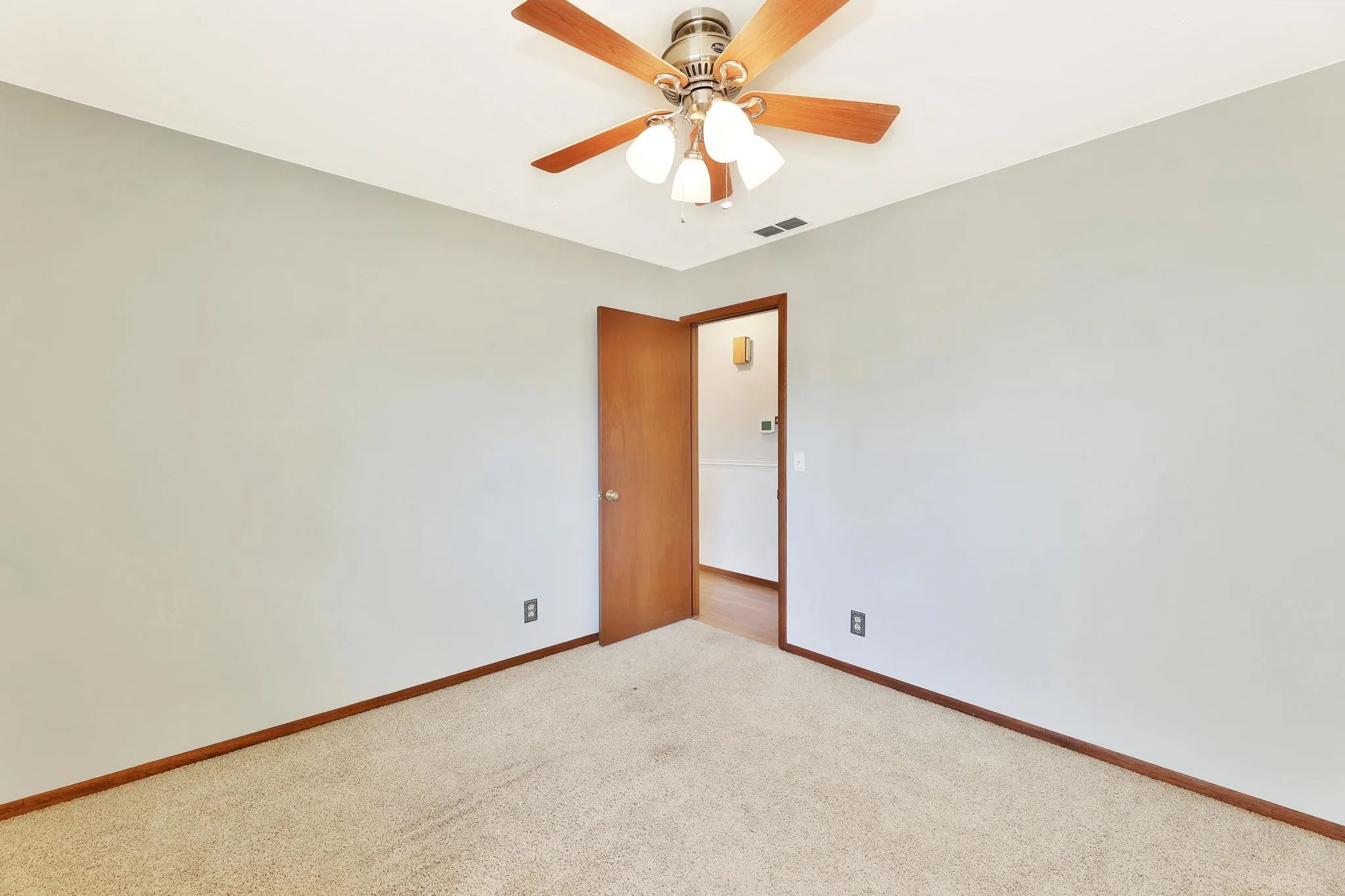 Wichita, Kansas 67203, United States, 3 Bedrooms Bedrooms, ,3 BathroomsBathrooms,Residential,Pending,102644