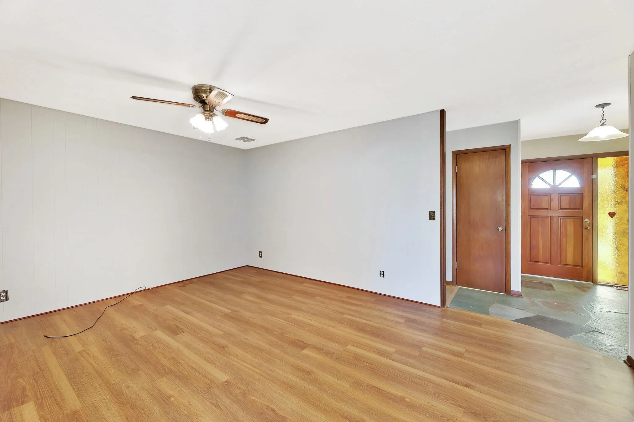 Wichita, Kansas 67203, United States, 3 Bedrooms Bedrooms, ,3 BathroomsBathrooms,Residential,Pending,102644